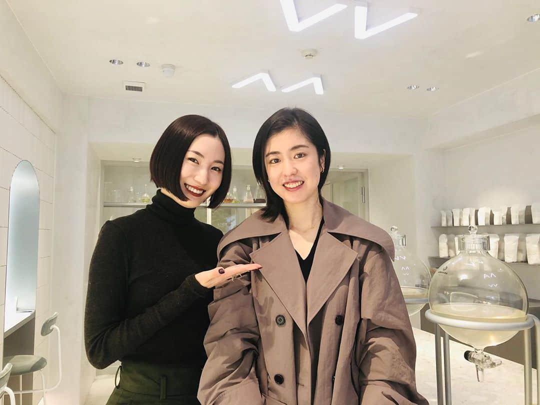 栗原文音のインスタグラム：「今日は私の大好きなスキンケアのアイテム@meeth_touchuplab店舗に行ってきました🥺 ソンミさんがいらして、写真を撮っていただきました😭💓 お肌が綺麗で口がポカーン…笑 ソンミさんの想いが詰まった商品が私は大好き♡笑 現役の時から乾燥肌や毛穴、ニキビだったりとにかくずっと悩まされていてコンプレックスだったけど… 去年お姉ちゃんから教えてもらって、使い続けて1年ちょっと✨ 汗をかいてもパサパサにならなくて、練習後にもしっとり潤いがキープできてる凄さ😳😳😳 スポーツ選手でたくさん肌トラブルに悩んでる方もたくさんいると思う！ 私はその1人でしたー😭😭 本当に私の悩みに適した物ばかり🥺 化粧水(ローション)から始まり、今はFブライトUVベースにスキンオイル！ たくさんリピートしてます💓 今使っているアイテムの詳しい使い方や、新たに発売した洗顔とクレンジングを試しに行ってきました🙌 スタッフの方も一人ひとりの気持ちに寄り添ってくれて、更にmeethを好きになってしまった😍💓💓 洗顔とクレンジング使うのが楽しみ！！！！ お肌の調子で一日の自分自身の気持ちが上がったり下がったりてしまうくらい影響するもの…だと 私は…😂笑 31歳、自分へのケアを怠らないようにと更に強く思った一日でした！ 次はカウンセリングへ行きたーい！ 行くぞーっ！！！！笑  スタッフのみなさんありがとうございました🙇‍♀️ #meeth#ソンミ#大好きなアイテム#スキンケア#ローション#FブライトUVベース#リピート#コスメ#乾燥肌#スポーツ#お肌がツルツル」