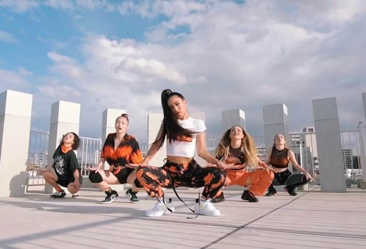 大門弥生のインスタグラム：「まけんな Video Out Now🔥 "MAKENNA" means I don't lose, We won't lose はじめてこんなにVideoで踊ったよ🔥バイブスを分け合う時が来た！ ． 木村花ちゃんとの一期一会な出逢いから、女子プロレスを観に行って、"まけんなまけんな"って言葉に食らって、この曲を作った。 ． コロナ現状の中 熱い気持ちを汲み取ってくれてビデオ、曲の制作に関わってくれた仲間の皆様には頭が上がりません🙏 ． リリース記念して まけんなダンスWSもやるよ！ 東京、大阪、神奈川、オンラインでやるのでチェックよろしくね。 ． Lyric：大門弥生 (YAYOI DAIMON) Music：XLII @xliimusic  Special Guest Dancer & Choreo：YUU @yuu0715yuki Dancer：AKANE @a_ka_ney Dancer：MIHOREINE @mihoreinee_ Dancer：R!NO @rino_matsubara Director : 武藤 眞志  Hair&Makeup：Yuko Fujiwara @12yuco22  . Label : Schwaza Records (schwaza.jp) A&R : Kosuke Kuraseko ． Style：NIKE @nike  TIMELESSTOKYO @timelesstokyo_official  OTO GIRLS @oto_girls  ． Special Thanks : Seiran @seiran_jp 寺田歯科医院 @terada_whitening_ikebukuro  ． Big love to：HANA KIMURA @hanadayo0903  ． #MAKENNA #WeWontLose」
