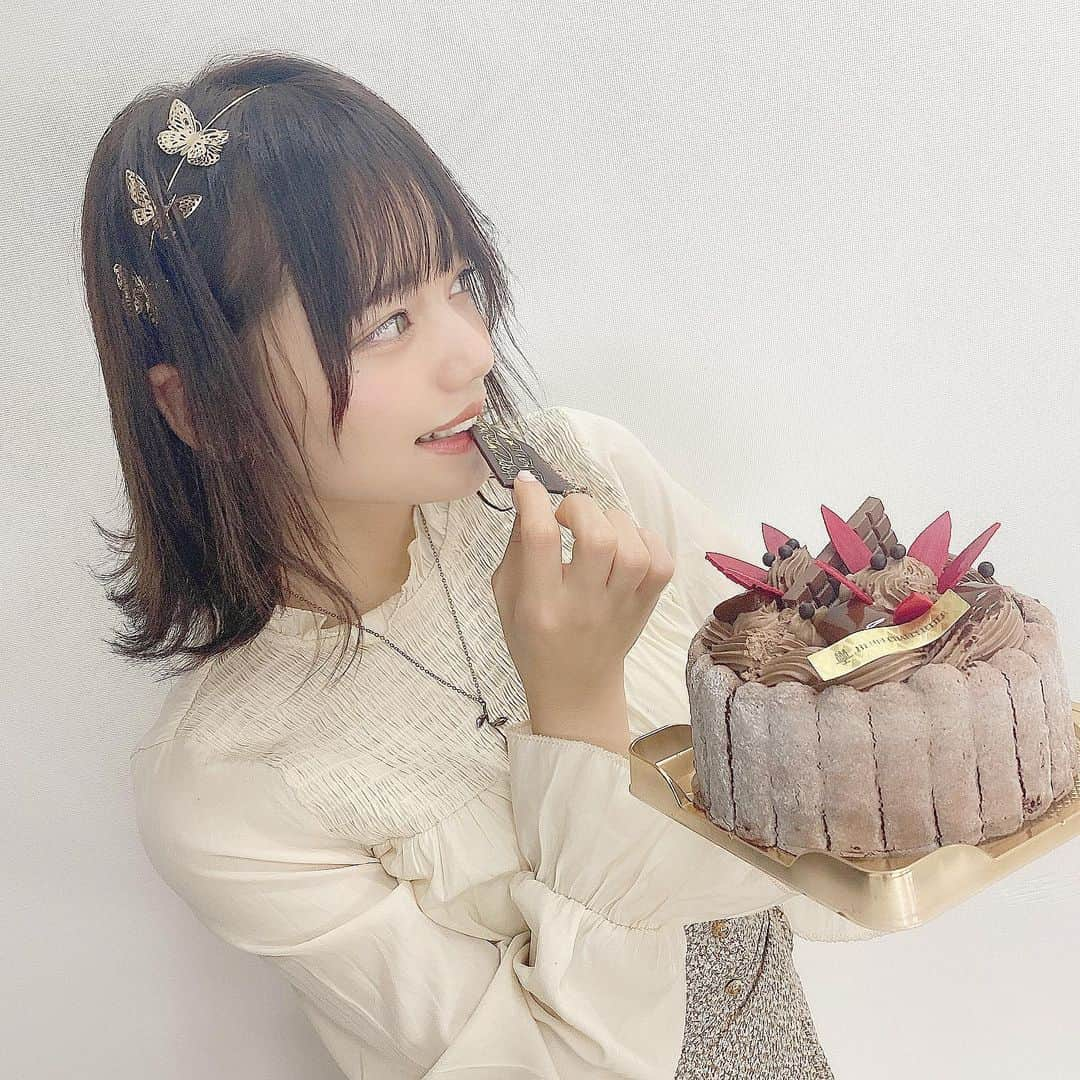 大橋あかりさんのインスタグラム写真 - (大橋あかりInstagram)「サプライズで誕生日お祝いしてもらいました〜！！🎂🎉 ・ YouTubeで動画がupされているので是非見てください♡ ・ かれんたん！まるぴ！みなみちちゃん！こころちゃん大好き！！ありがとううう！！ケーキからプレゼントまでほんとにほんとにありがとう😖  企画してくださった、スタッフさんマネージャーさんありがとうございました🙇‍♀️🙇‍♀️ お友達にサプライズでお祝いしてもらえるの初めてでほんとにびっくりしすぎて嬉しくて幸せすぎでした☺︎ ・ necklace @day_and.official  ・ #birthday」10月17日 21時38分 - apple_8ss