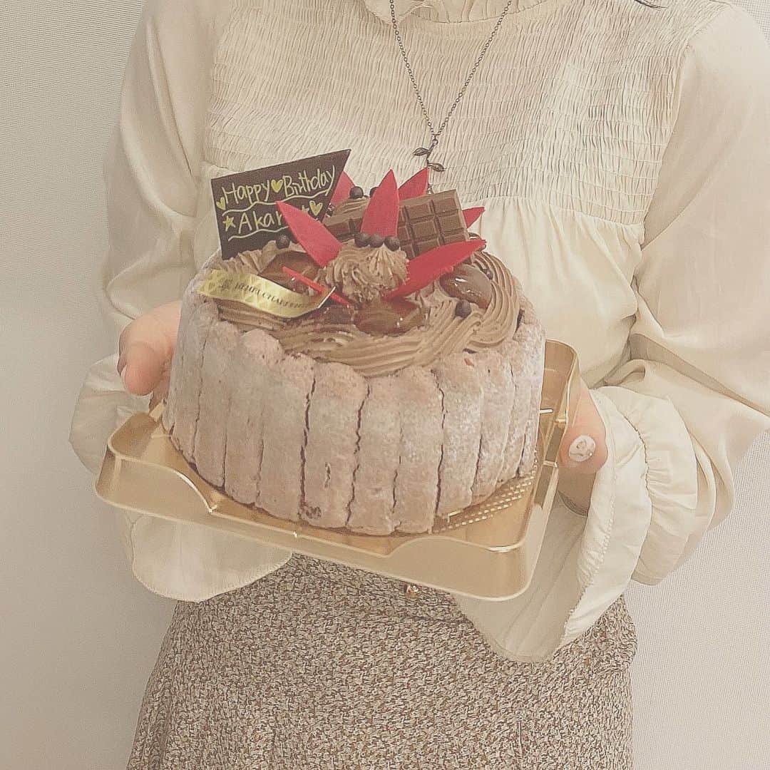 大橋あかりのインスタグラム：「サプライズで誕生日お祝いしてもらいました〜！！🎂🎉 ・ YouTubeで動画がupされているので是非見てください♡ ・ かれんたん！まるぴ！みなみちちゃん！こころちゃん大好き！！ありがとううう！！ケーキからプレゼントまでほんとにほんとにありがとう😖  企画してくださった、スタッフさんマネージャーさんありがとうございました🙇‍♀️🙇‍♀️ お友達にサプライズでお祝いしてもらえるの初めてでほんとにびっくりしすぎて嬉しくて幸せすぎでした☺︎ ・ necklace @day_and.official  ・ #birthday」