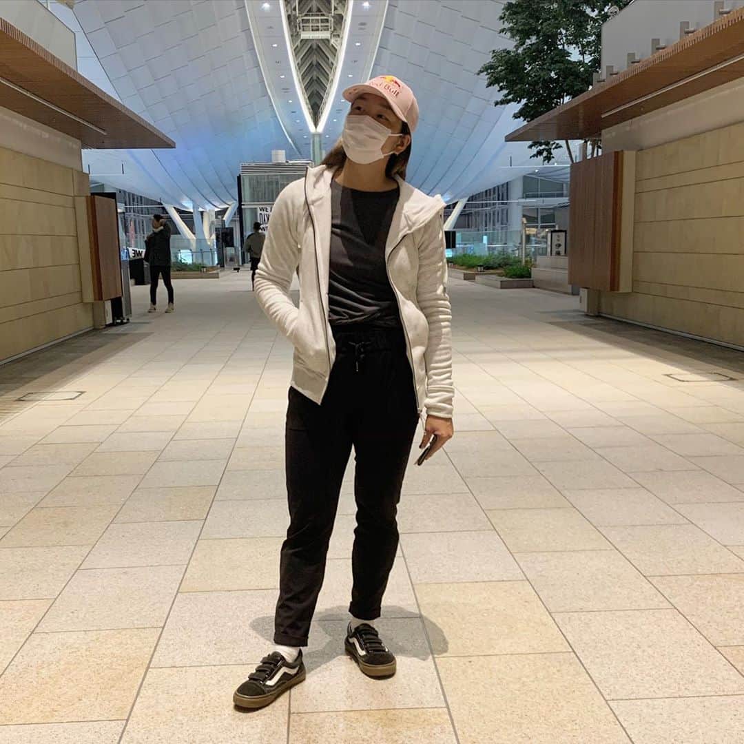 畠山紗英のインスタグラム：「移動はいつも @lululemonjp ✈️✨ スイス行ってきまーす🇨🇭  Off to Aigle🇨🇭  Pants: On the fly pants  Tops: Do the Twist Long Sleeve Outer: Scuba Full Zip Hoodie   #lululemon #lululemonambassador」