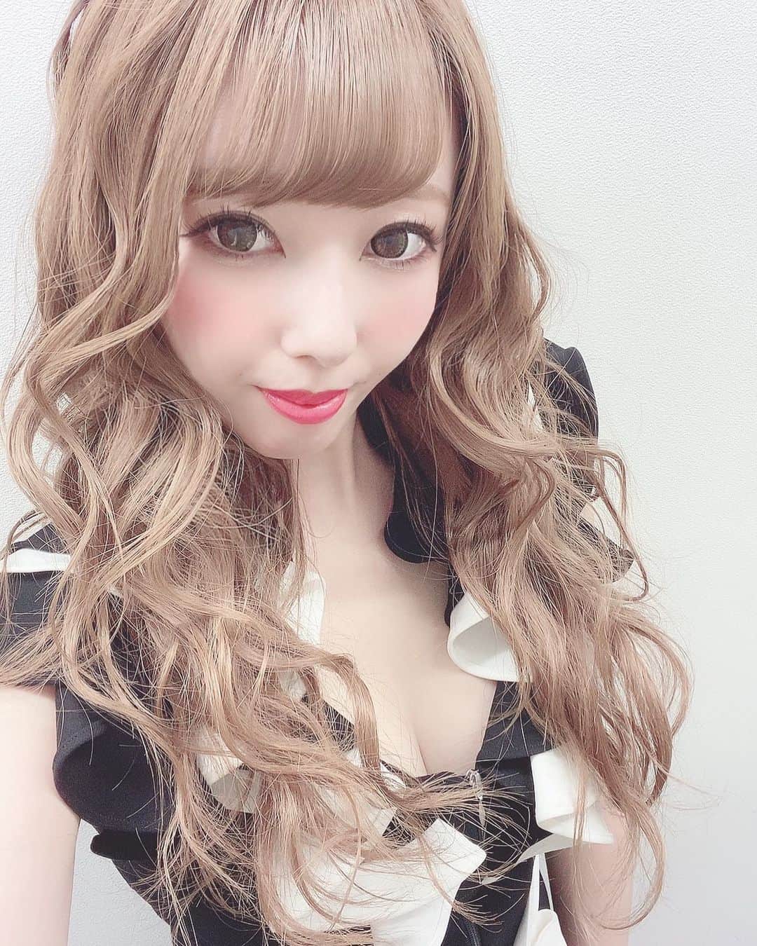 ゆんのインスタグラム：「👸 . お姫様みたいなゴージャスな巻き髪可愛い💓 . #ガーデン #ガーデン川崎 #川崎 #横浜 #新宿 #歌舞伎町#六本木 #銀座 #名古屋 #ミナミ #北新地 #神奈川 #すすきの #キャバクラ #キャバ嬢 #ガールズバー #シャンパン  #水商売 #夜職 #キャバ嬢メイク #キャバ嬢ヘアメイク #キャバドレス #ドレス #いいね返し #キャバ子ちゃんには騙されない #キャバ子ちゃん #ポケパラ #ポケパラ関東」
