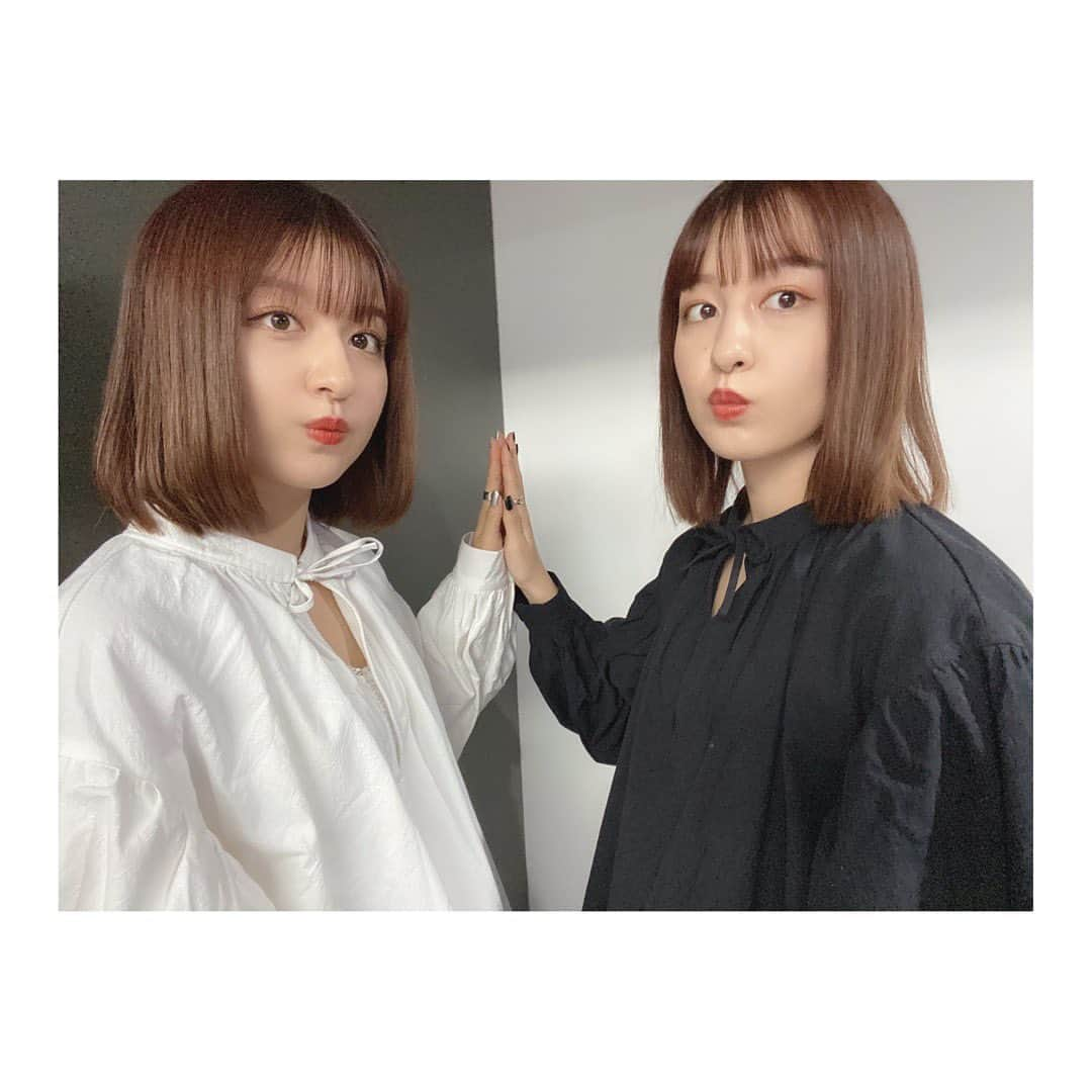 りかりこさんのインスタグラム写真 - (りかりこInstagram)「. こんばんは〜りかりこです🌙 今日更新したTikTok 見ていただけましたか？ マネージャーさんが ナイスな壁を見つけてくれて そこで撮影したよ🤍🖤 是非見てくださいっ 明日は早起きなので もう寝るね〜おやすみ😪 #りかりこ #双子 #双子コーデ #twins #japan #ootd」10月17日 21時53分 - rikariko_official