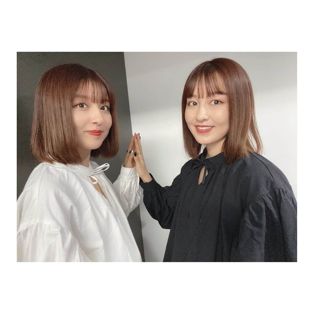 りかりこさんのインスタグラム写真 - (りかりこInstagram)「. こんばんは〜りかりこです🌙 今日更新したTikTok 見ていただけましたか？ マネージャーさんが ナイスな壁を見つけてくれて そこで撮影したよ🤍🖤 是非見てくださいっ 明日は早起きなので もう寝るね〜おやすみ😪 #りかりこ #双子 #双子コーデ #twins #japan #ootd」10月17日 21時53分 - rikariko_official