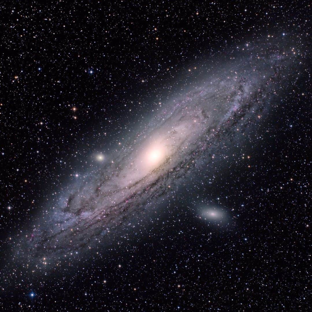 KAGAYAさんのインスタグラム写真 - (KAGAYAInstagram)「秋の夜空の深宇宙。 昨日未明に望遠鏡を使って撮影したアンドロメダ銀河（M31）です。 天体専用カメラで長時間光を集め、肉眼では見えない姿が写りました。 アンドロメダ銀河は私達の銀河のお隣の銀河です。まわりにたくさんある星は、ずっと手前にある私達の銀河の星です。 今日もお疲れさまでした。  アンドロメダ銀河　撮影データ カメラ：ZWO ASI 2400MC Pro 望遠鏡：口径150mm 焦点距離420mm 反射望遠鏡（SHARPSTAR 15028HNT） 露出300秒×8フレームスタック（総露出40分） gain 158　冷却温度 -10℃ 赤道儀（Sky Watchr AZ-EQ5GT）にてオートガイド 買ったばかりのカメラと赤道儀での試写です。  #星空」10月17日 21時54分 - kagaya11949
