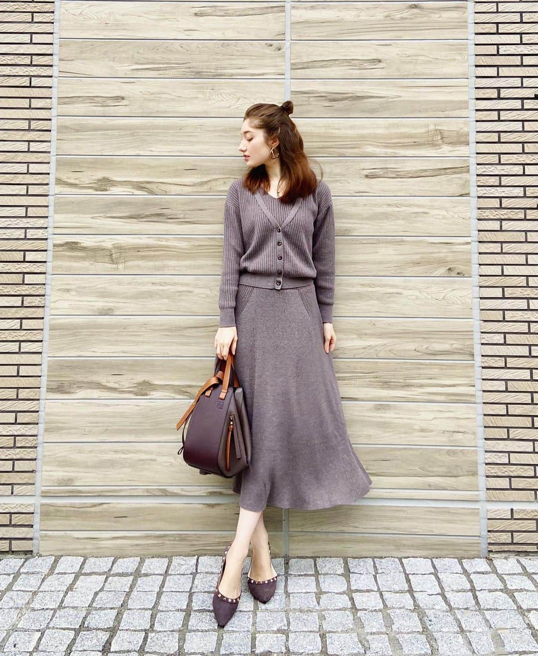 のインスタグラム：「. Dark Brownのワントーンコーデ👜🤎 ( @swingle_official )のニットセットアップ、 ノースリーブとカーデとスカートが別々に なっているから着回しも出来ちゃう☺︎♪ . アウターなしで秋服が着られるのも終わりかな..🍁 最近は気温がぐんと下がって冬に近づいてますね☃️ . #outfit #ootd #私服 #コーデ #秋コーデ #ニット #秋冬コーデ #ニットセットアップ」