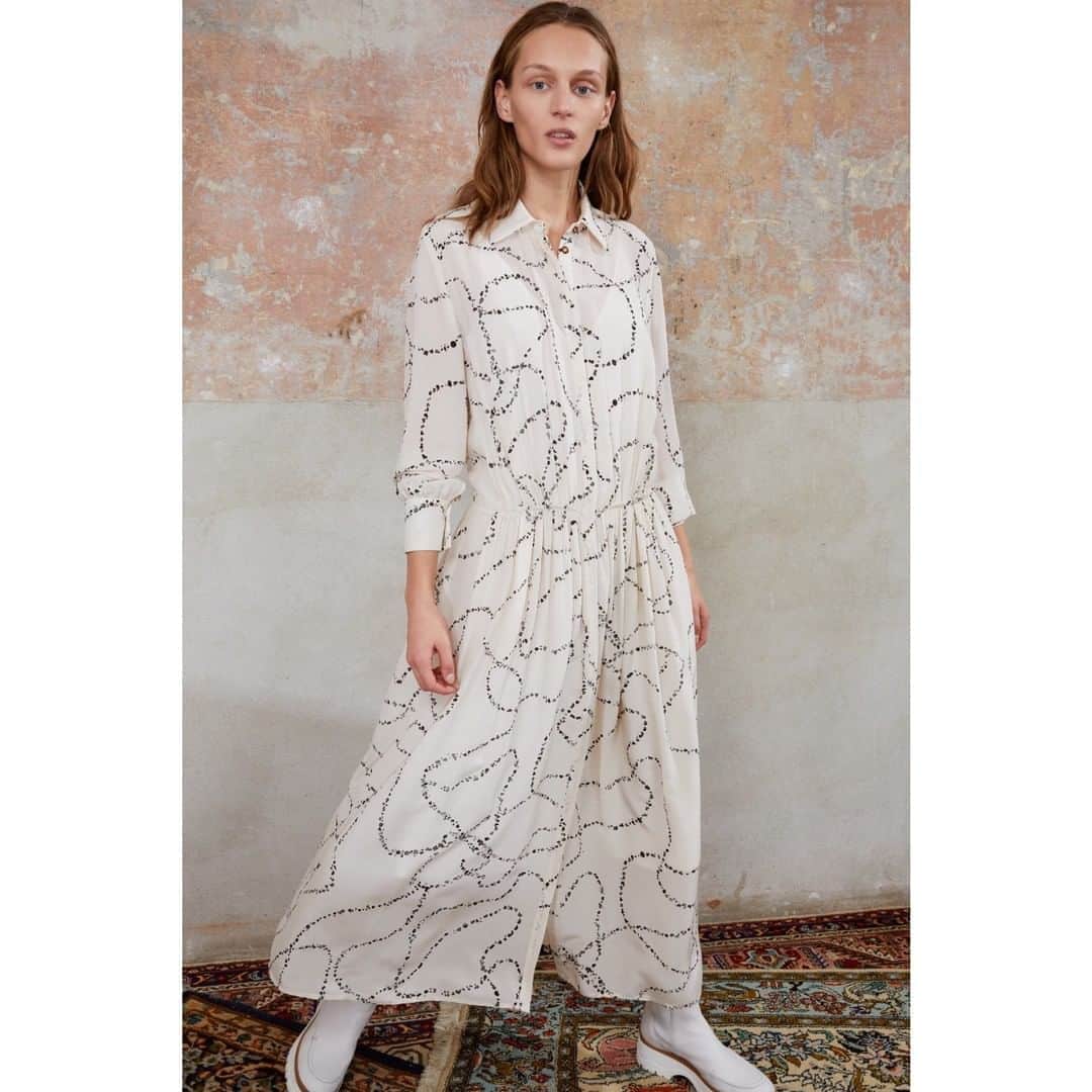 アリジさんのインスタグラム写真 - (アリジInstagram)「An endless chain made of paint drops allover on a delicate silk dress ✨  More looks from FW20 Collection in boutique or on alysi.com  #alysi #fw20 #dropsofpaint #silkdress」10月17日 22時00分 - alysiofficial