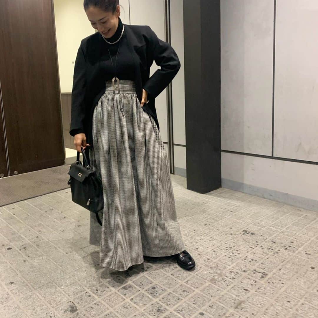 亀恭子のインスタグラム：「いつかの。  この日も今日みたいな雨の寒い日。  ドラマティックなボリューム感の@column のスカート。  たっぷり入ったタックもウエストのボタンも、 細部まで可愛い。  #column #mycolumn someday's… #fashion #ootd #kkstyle #tokyo #kamescloset #jacket #akiranaka ×#stunninglure #knit #epocatheshop #skirt #column #bag #hermes #shoes #churchs #october #autumn」