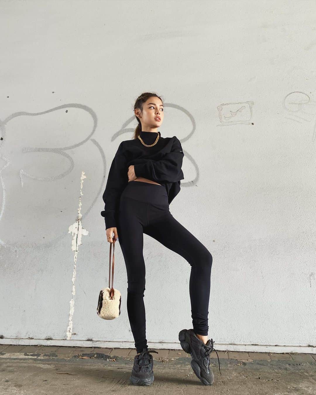 リリーマイマックのインスタグラム：「Athleisure meets street @aloyoga」