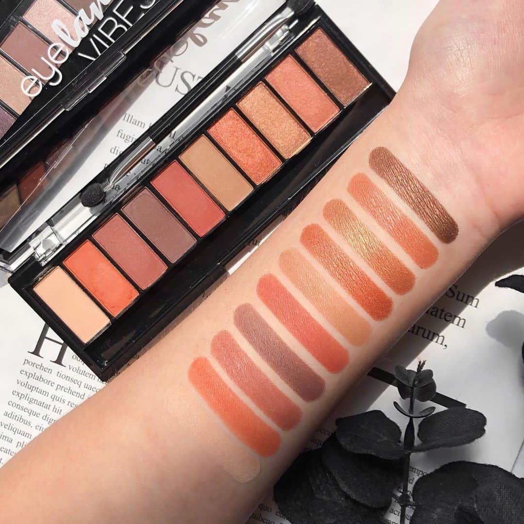 Palladio Beautyさんのインスタグラム写真 - (Palladio BeautyInstagram)「Warmer shades for colder days 🌬️🍁  Beautiful swatches of our California Sunset Eyeland Vibes Palette by @liao.makeup 💛  #PalladioBeauty #Swatched #EyelandVibes」10月17日 22時01分 - palladiobeauty