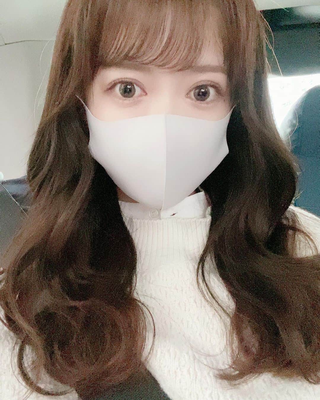 のインスタグラム：「髪染めたよ🥺✨ ひさびさの栃木さん　@tochigi_satoshi さんありがとう❣️ オリーブベージュですたぶん🌈 #タクシー内なのでマスク着用写真」