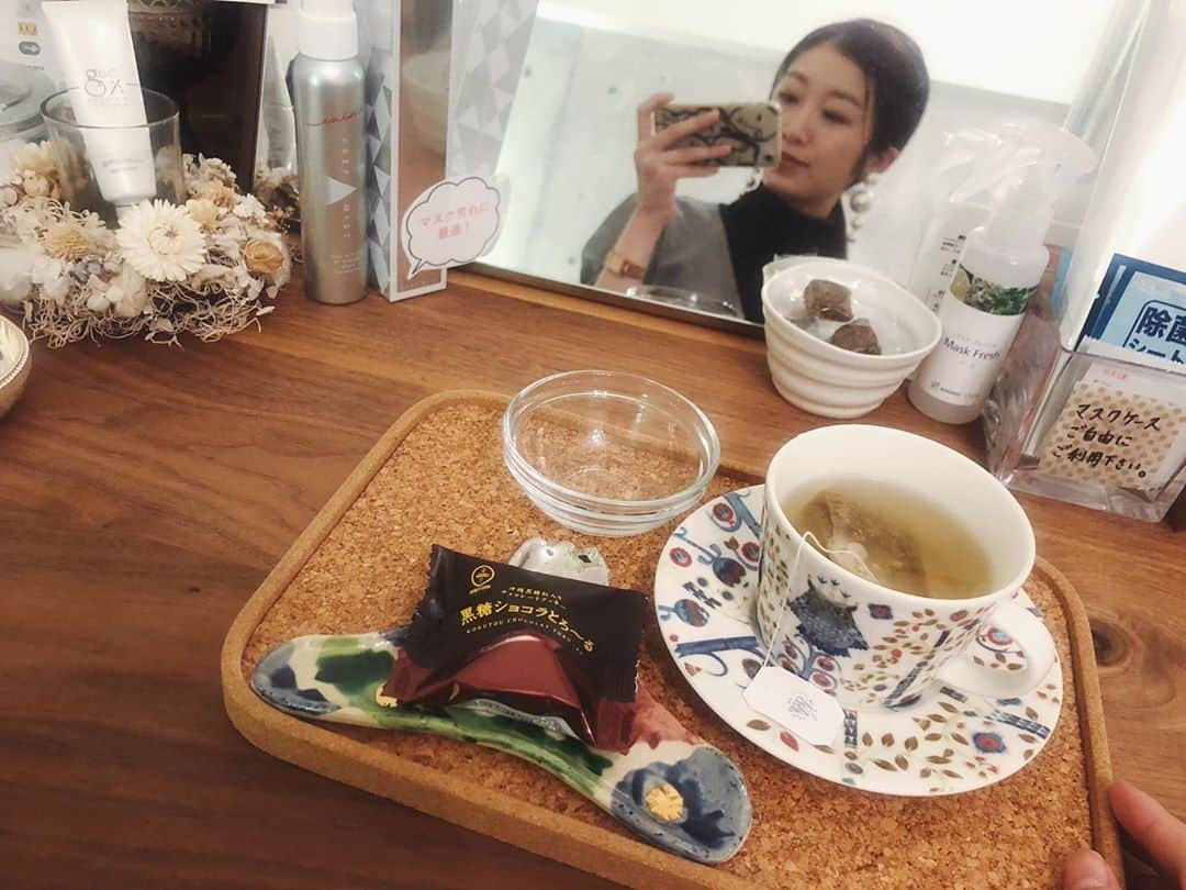 福井千佳さんのインスタグラム写真 - (福井千佳Instagram)「. . . 💆‍♀️ beauty . . #バストアップ#上本町バストアップ#小顔サロン#バストアップサロン#コルギサロン#バストケア#コルギ#pr . . 身体と心のコリを解して下さる素敵サロン。 お喋りしながら、時々ウトウト寝ながら。笑 . . 着替えに寒さ対策でジェラピケの靴下が置いてあったり🧦 使用するオイルが選べたり🪔 細かな気遣いが嬉しくて、ほっこり。 . そして鎖骨の下あたりが ふわっと柔らかくなって大感動！ . 小顔施術も気になるぅ🥺 . . . 施術後のおやつやドレッサーの飴が 黒糖塗れだったのが気になって 「黒糖お好きなんですか？」って伺ったら (私は大好き) 沖縄に行かれたお土産だそうです。🤣 . #model#fashionmodel#모델#和装モデル#webモデル#フリーランス#freelance#福井千佳#chika_fukui#インフルエンサー#beauty#followme#style#いいね返し#패션#좋아요#좋아요반사#좋아요환영#팔로우미#팔로미#뷰티스타그램#福井的美容」10月17日 22時01分 - chika291