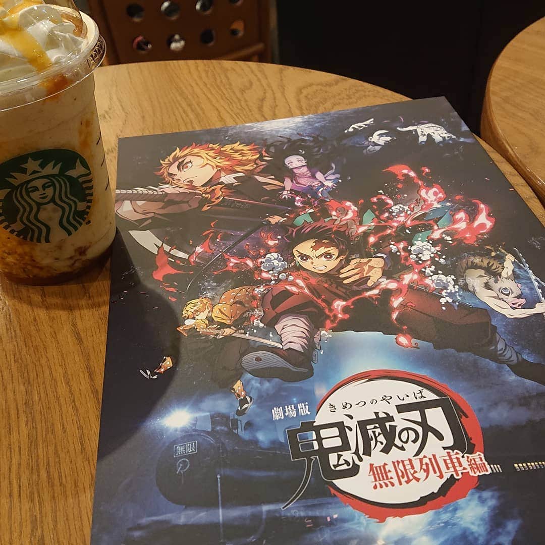 のインスタグラム：「行ってきました(´；ω；`) 原作読んでるけど、号泣。笑 作品の熱量が本当に凄い…！続き楽しみだなぁ✨✨  #映画  #鬼滅の刃  #スターバックス  #オータムスイートポテトフラペチーノ」