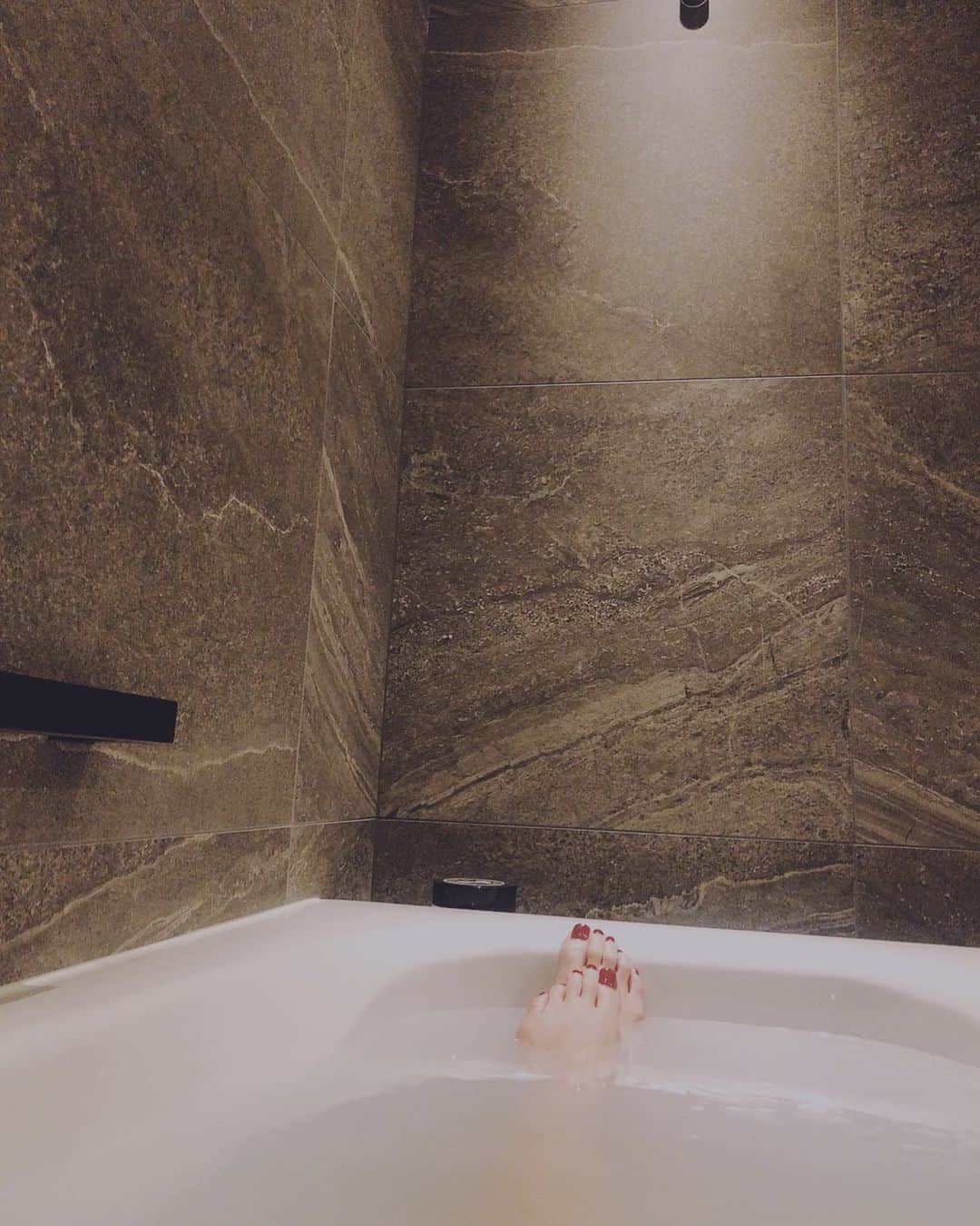 ダレノガレ明美さんのインスタグラム写真 - (ダレノガレ明美Instagram)「私のパワースポット💋 お風呂大好き😘 1番好きな時間」10月17日 22時05分 - darenogare.akemi