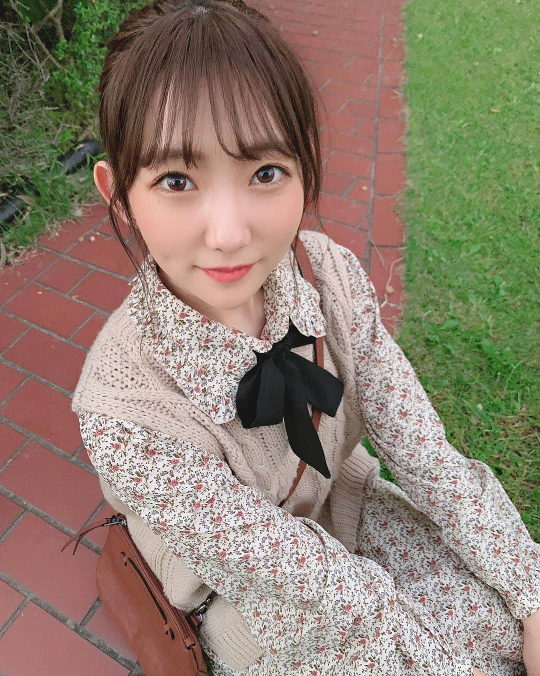 夏川愛実のインスタグラム：「﻿ ﻿ ﻿ ﻿ SHOWROOMイベント10日間﻿ 今月もありがとうございました😭💗﻿ みんなおつかれさま😭😭💓 ﻿ ﻿ #ベージュコーデ#ワンピース#花柄#花柄ワンピ﻿ #ニットベスト#秋服#秋コーデ#低身長コーデ﻿ #着回しコーデ#olivedesolive#apresjour#majesticlegon  ﻿ ﻿ ﻿ ﻿ ﻿」