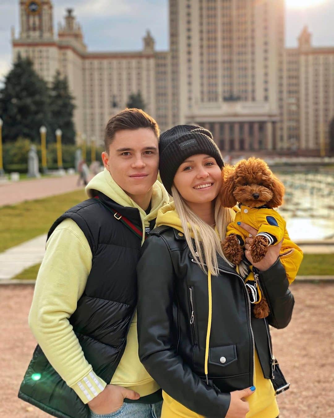 ダリア・スピリドーノワのインスタグラム：「Семейная прогулка😻 В Москве стало холодно, хочется улететь в тёплые края🙈  Если бы сейчас была возможность улететь, то какую страну вы бы выбрали?🤔👇」
