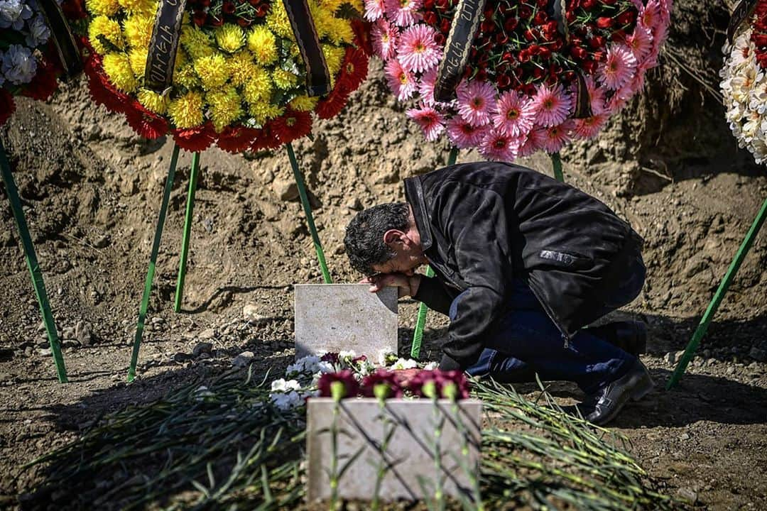 AFP通信さんのインスタグラム写真 - (AFP通信Instagram)「#AFPrepost 📷 @aris.messinis - Funerals of fellow soldiers in Stepanakert on October 17, 2020, as the fight goes on during the Armenia Azerbaijan conflict.⁣ #war #conflict #victims #people #funeral #mother #pain #mourning #grave #soldier #armenia #azerbaijan #Artsakh #karabakh #stepanakert #disaster #photojournalism #photography #arismessinis」10月17日 22時17分 - afpphoto