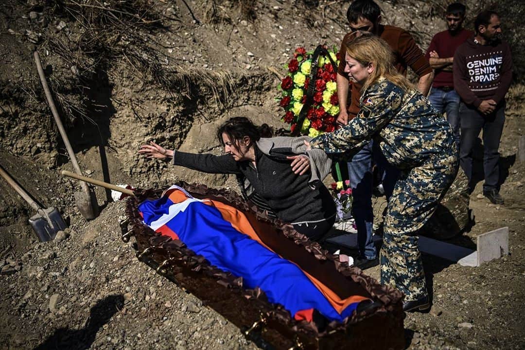 AFP通信さんのインスタグラム写真 - (AFP通信Instagram)「#AFPrepost 📷 @aris.messinis - Funerals of fellow soldiers in Stepanakert on October 17, 2020, as the fight goes on during the Armenia Azerbaijan conflict.⁣ #war #conflict #victims #people #funeral #mother #pain #mourning #grave #soldier #armenia #azerbaijan #Artsakh #karabakh #stepanakert #disaster #photojournalism #photography #arismessinis」10月17日 22時17分 - afpphoto