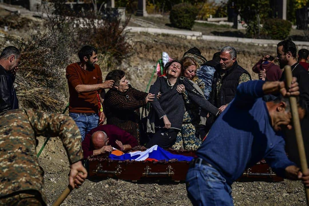 AFP通信さんのインスタグラム写真 - (AFP通信Instagram)「#AFPrepost 📷 @aris.messinis - Funerals of fellow soldiers in Stepanakert on October 17, 2020, as the fight goes on during the Armenia Azerbaijan conflict.⁣ #war #conflict #victims #people #funeral #mother #pain #mourning #grave #soldier #armenia #azerbaijan #Artsakh #karabakh #stepanakert #disaster #photojournalism #photography #arismessinis」10月17日 22時17分 - afpphoto