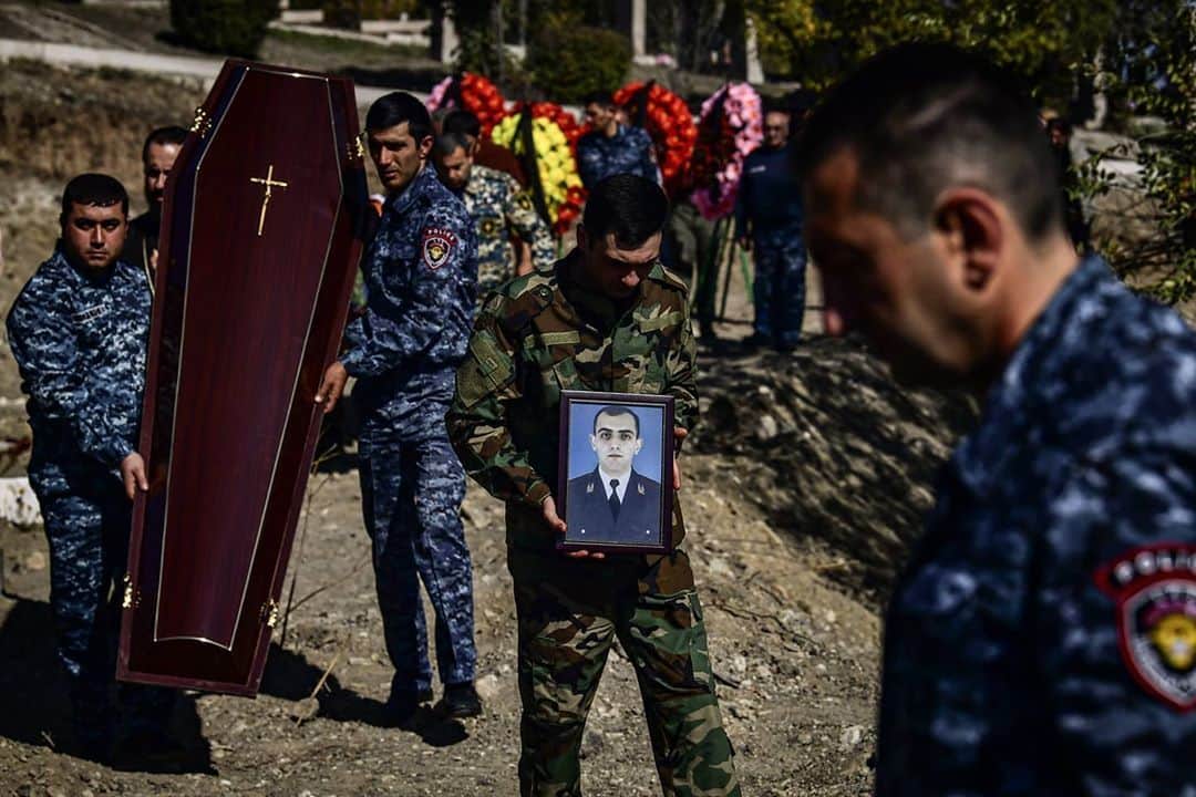 AFP通信さんのインスタグラム写真 - (AFP通信Instagram)「#AFPrepost 📷 @aris.messinis - Funerals of fellow soldiers in Stepanakert on October 17, 2020, as the fight goes on during the Armenia Azerbaijan conflict.⁣ #war #conflict #victims #people #funeral #mother #pain #mourning #grave #soldier #armenia #azerbaijan #Artsakh #karabakh #stepanakert #disaster #photojournalism #photography #arismessinis」10月17日 22時17分 - afpphoto