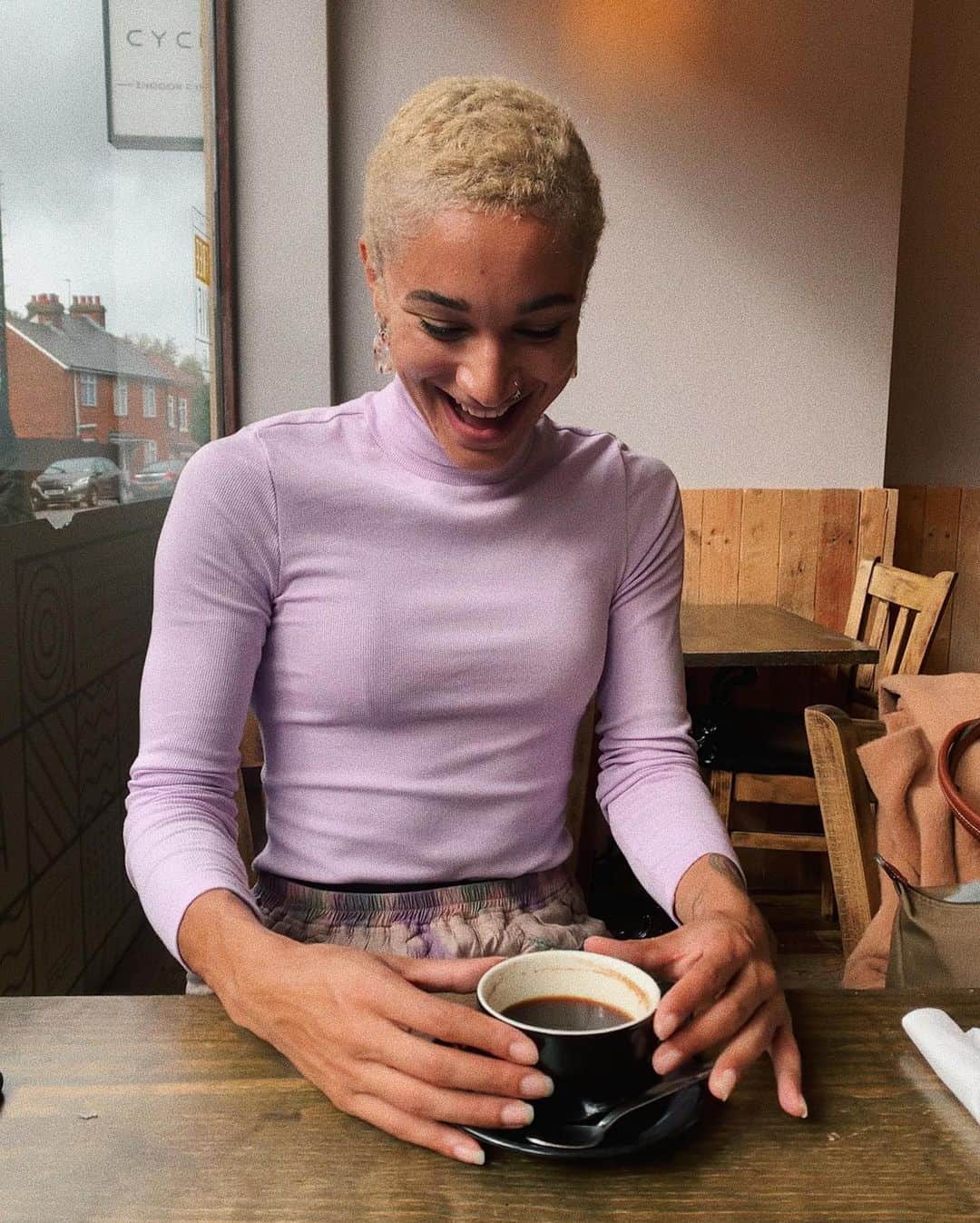 ジョディ・ウィリアムズのインスタグラム：「pink or grey next 🤔  #coffee #caffeine #coffeelover #espresso #coffeeaddict #cafe #brunchtime #mood #coffeegram」