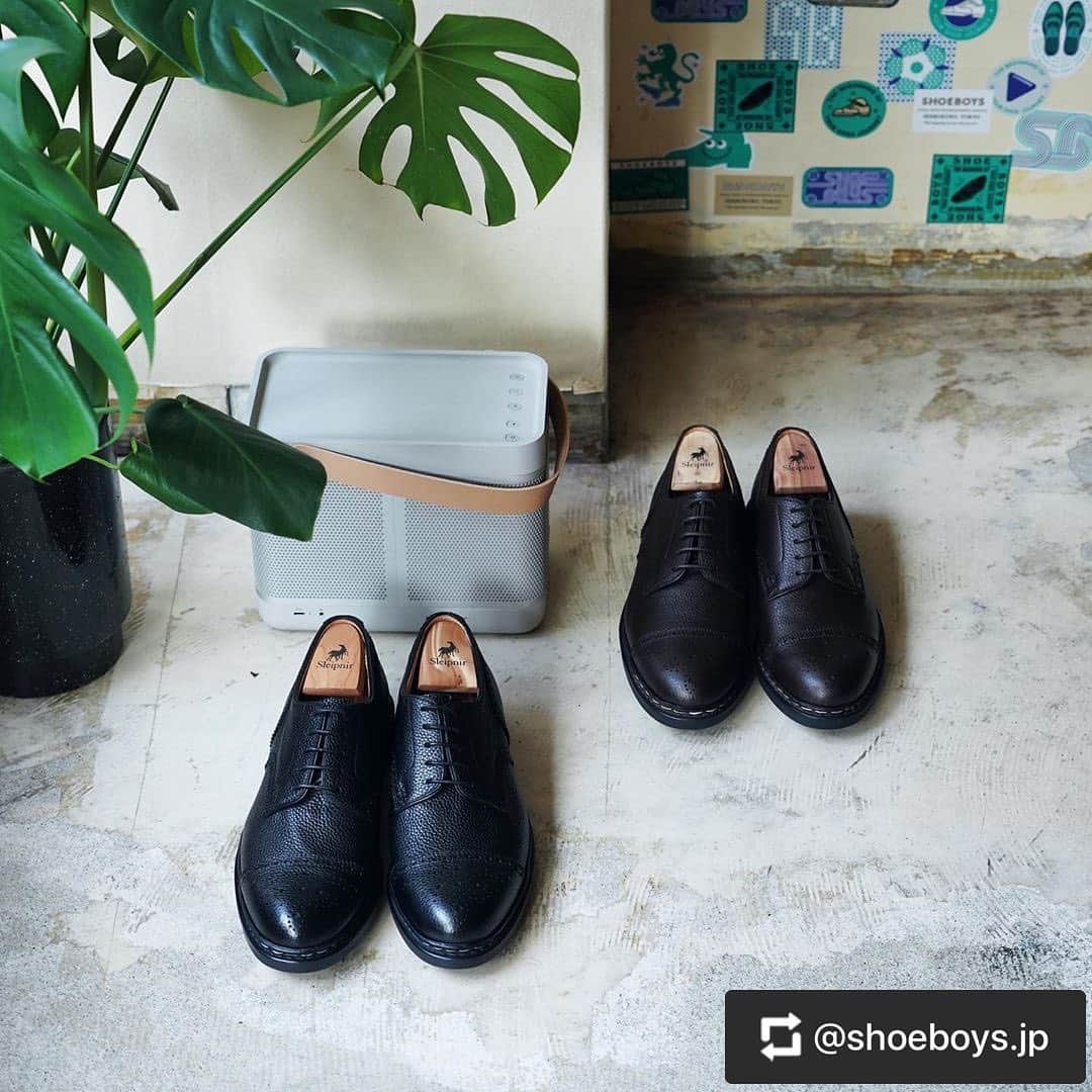 靴磨き芸人 奥野奏のインスタグラム：「﻿ SHOEBOYSのオンラインストアを革靴のラインナップを加え、リニューアルオープンしました！﻿ SHOEBOYSオンラインストアだけの特典もございますので、﻿ 是非ご覧下さい！﻿ ﻿. ［Leather Shoes are now available online✌️］﻿ .﻿ この度、SHOEBOYSオンラインストアでの﻿ 革靴の販売をスタートしました！👞﻿ .﻿ SHOEBOYSでは、主に3万円台の、﻿ 『本格紳士靴の入り口』となるような﻿ 革靴を多く取り扱っています。﻿ .﻿ “ご購入の際には靴磨きの方法やそれぞれの革靴の魅力をしっかりと対面でお伝えした上で購入いただきたい。””お手入れをしながら長く履いて欲しい”という考えからこれまでオンラインでの販売は避けてきました。﻿ .﻿ しかし昨今のコロナ禍の中で﻿ 「SHOEBOYSの店舗には行けないけれど、革靴を購入したい」というお問い合わせを多く頂き、﻿ オンライン販売に踏み切りました。﻿ .﻿ ただ、『オンラインで革靴をご購入された方にもお店にいらした時と同じくらいのおもてなしをしたい。』﻿ 『しっかりと革靴のお手入れをして頂き、長く自分の相棒のようにを育てながら、履いて欲しい。』﻿ そんな願いを込めて、以下３つの特典をご用意させていただきました。✨﻿ .﻿ 1. コロンブス社製 非売品靴クリーム（5g）﻿ 2.  オリジナルシューケアクロス1枚﻿ 3. SHOEBOYS公式LINEへの招待﻿ ﻿ ご購入された革靴に対応した色の靴クリームとクロスをお付けし、商品が到着後すぐに靴磨きをお楽しみ頂けるようにしました。﻿ ﻿ しかもなんとクリームは、一般には流通していない業務用の「ノビが良くツヤの出やすいクリーム」となっております。﻿ .﻿ またSHOEBOYS公式LINEでは革靴のお悩みも解決させて頂きます。🕴﻿ ご購入された革靴以外の革靴に関するお悩みももちろんOKですので、﻿ お気軽にご相談ください。﻿ .﻿ サイズ交換も可能ですので、是非この機会にオンラインショップをチェックしてみてください。﻿ .﻿ すでに店頭にて商品をご購入された方も公式LINEへご招待させて頂きますので、﻿ 購入日・購入モデルを記載の上、info@shoeboys.jpへご連絡くださいませ。💁🏻‍♂️﻿ .﻿ もちろん、店舗でも皆様をお待ちしておりますのでぜひお気軽にお越しください。﻿ 今後もSHOEBOYSをよろしくお願いします！﻿ ﻿ .﻿ ﻿ #shoeboys #plantbased #ikebukuro #jaransriwijaya #interiordesign #shoeshine #shoepolish #architecturephotography #42ndroyalhighland #靴磨き #革靴好き #池袋 #靴磨きクロス」