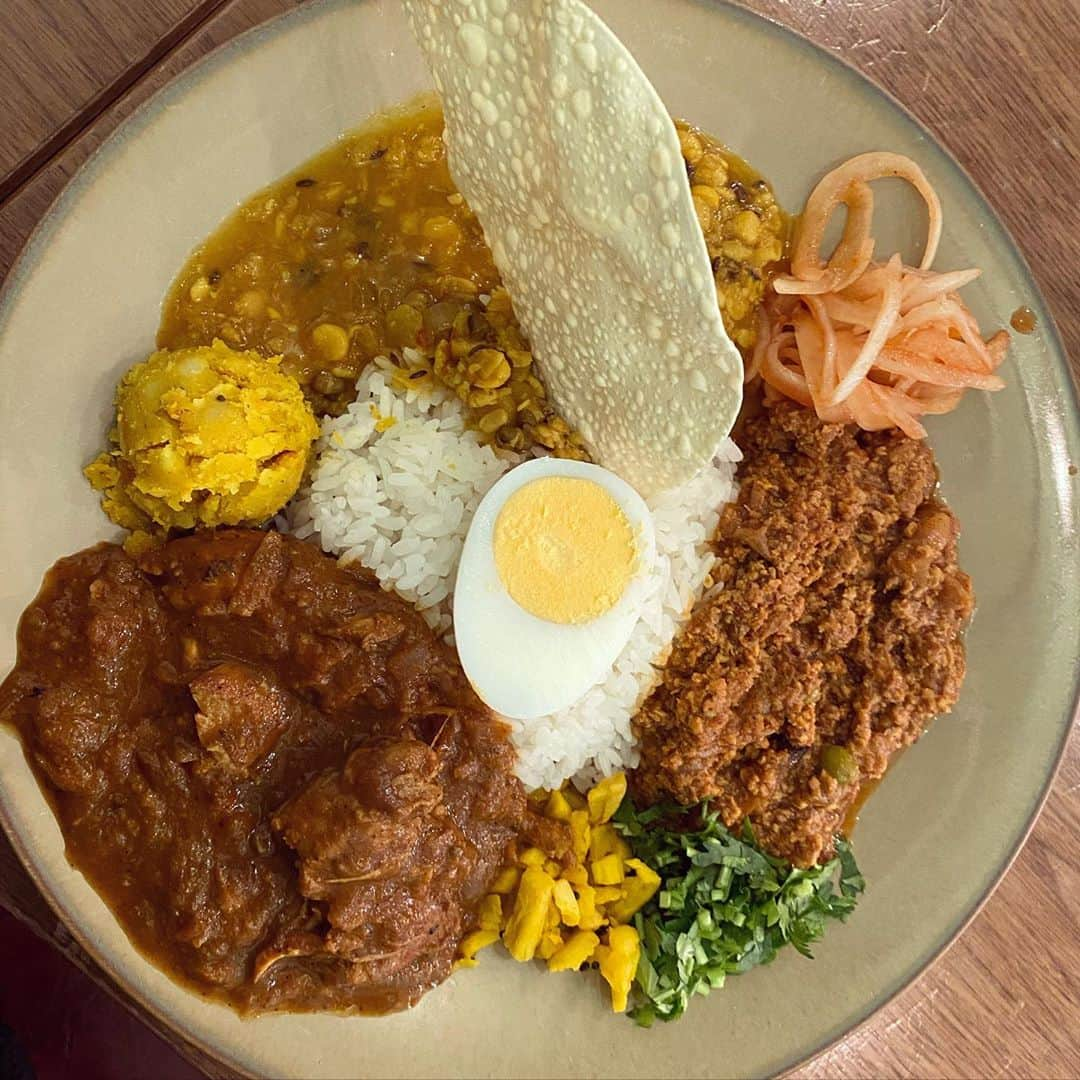 ヒロミ・ヒロヒロさんのインスタグラム写真 - (ヒロミ・ヒロヒロInstagram)「新宿FISH  チキン、キーマ、豆の3種盛り 玉ねぎのマイルドな甘さが優しくておいしかった〜 昨日の夜からくしゃみすごくてぼーっとする感じやって、でも熱もないし咳とかもないんやけどこれが寒暖差アレルギーってやつか？」10月17日 22時16分 - hrhr522