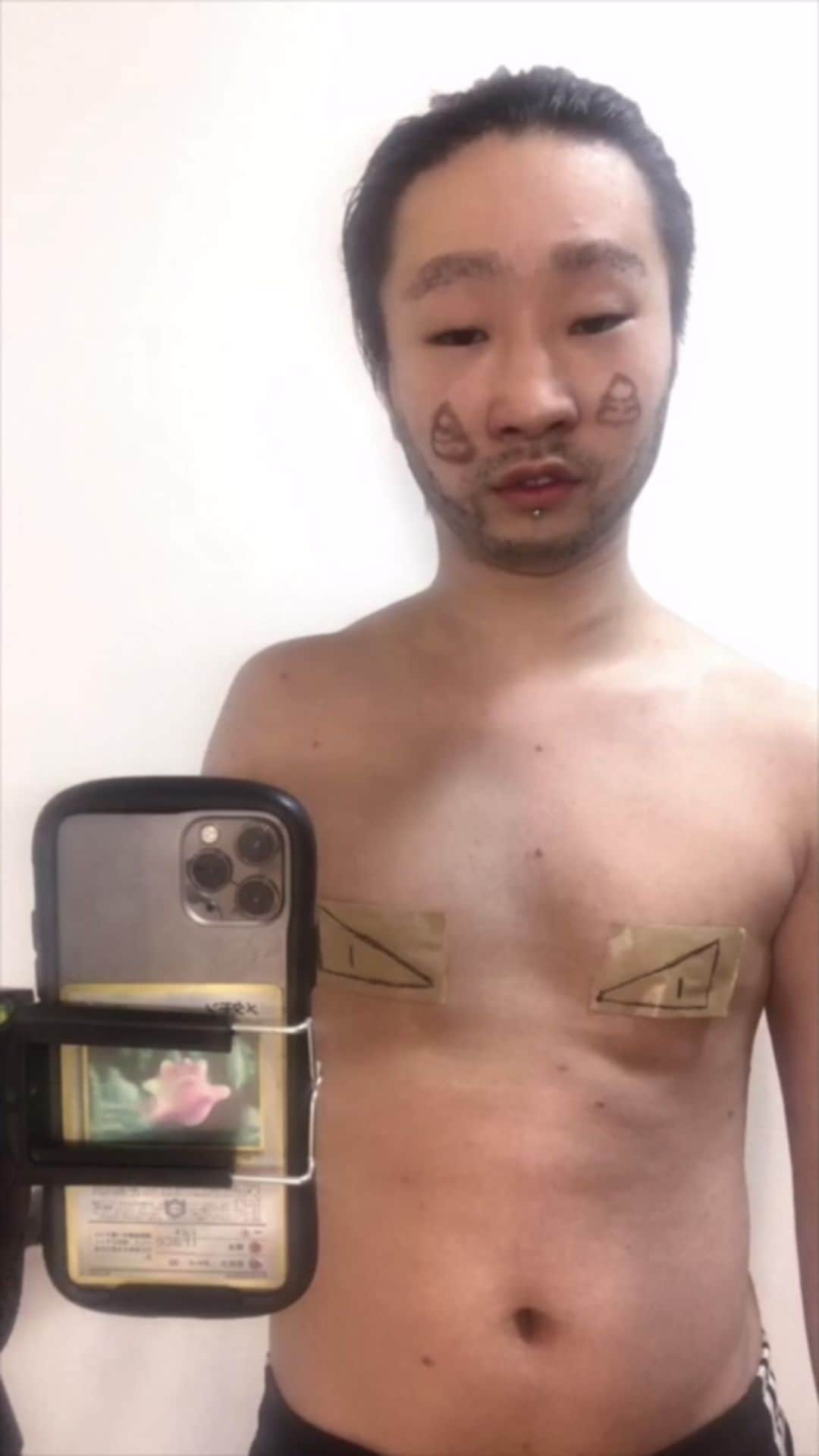 はてにゃんのインスタグラム：「乳首出したらアカBANされる 可能性あるからFENDIにしときました」