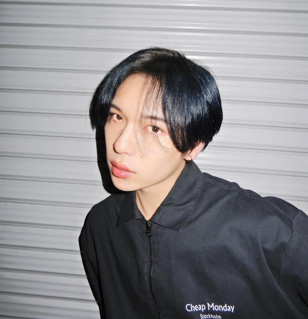 NAOPISのインスタグラム：「こんばんは🌃﻿ ﻿ 昨日載せた投稿で『黒髪にしたのー？⭐️』なんて意見が多かったのですが髪色をトーンダウンしてネイビーブラックにしました！☺️ あとは髪の毛もバッサリ💇‍♂️﻿ ﻿ 今回は @whyte_haruka にお願いしました！はるかさんありがとうございました🌼﻿ ﻿ 伸ばしたいと言っていたので、なんで？！って方も多いかとおもいますが全貌はまた後にお伝えします🤲✨﻿ ﻿ 長いのも好きだったけど、やっぱり短いとスッキリしてスマートに見えてイイネ！笑﻿ ﻿ では今日もいい夜を🌉﻿ ﻿ ﻿ ﻿」