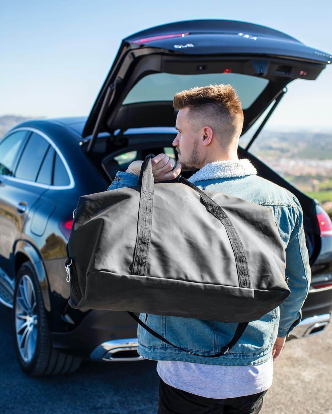 メルセデス・ベンツさんのインスタグラム写真 - (メルセデス・ベンツInstagram)「Everything packed up and ready to go. Enhance every trip with the Mercedes-Benz Lite Cube Suitcase and Travel Bag.  #MercedesBenz #GLE #Coupe #travel #vacation」10月17日 22時27分 - mercedesbenz