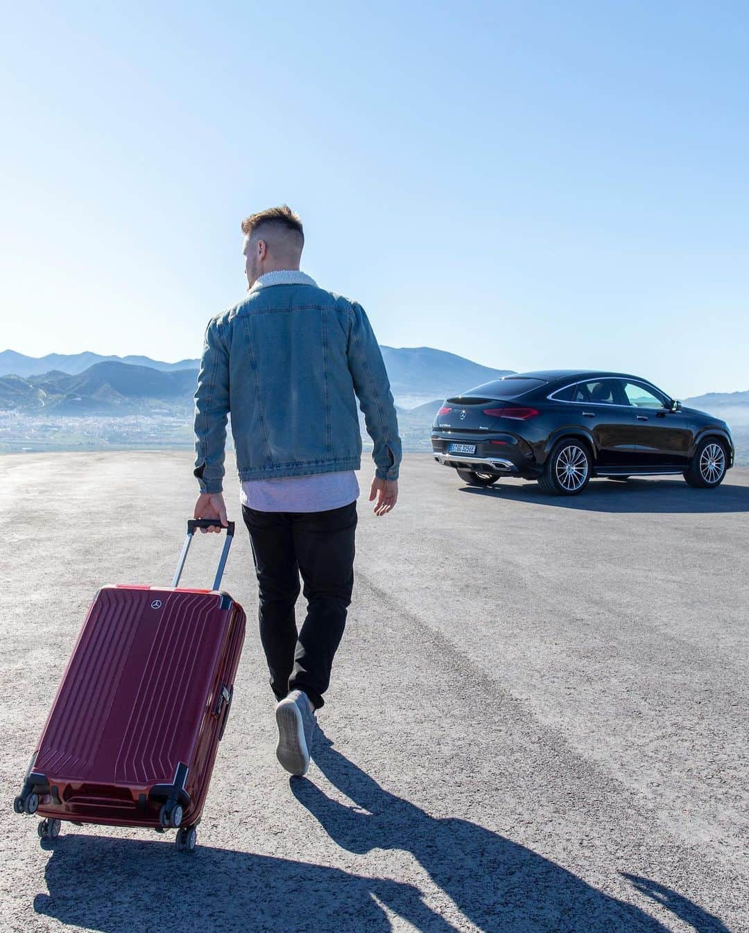 メルセデス・ベンツさんのインスタグラム写真 - (メルセデス・ベンツInstagram)「Everything packed up and ready to go. Enhance every trip with the Mercedes-Benz Lite Cube Suitcase and Travel Bag.  #MercedesBenz #GLE #Coupe #travel #vacation」10月17日 22時27分 - mercedesbenz