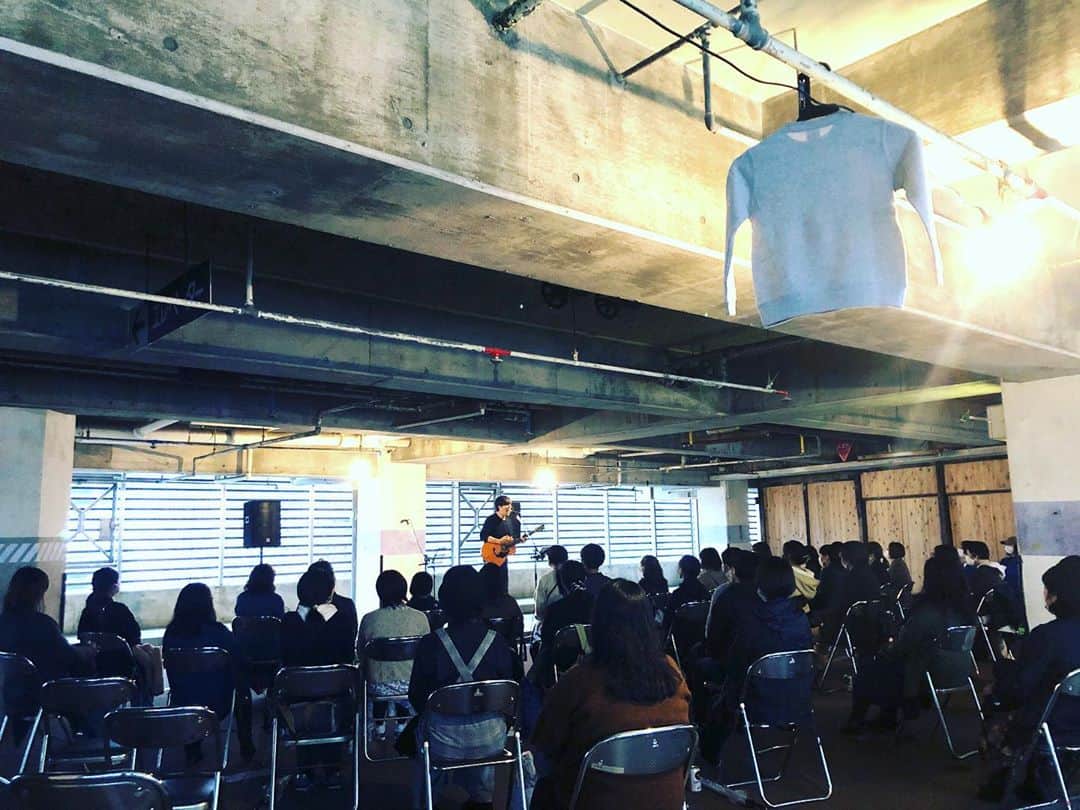 荒井岳史さんのインスタグラム写真 - (荒井岳史Instagram)「#keishitanaka presents “ROOMS GARDEN TOUR”＠浜松　  初日のゲストに呼んでもらいました。  3月以来の久しぶりのお客さんの前で弾き語り。 「あー、こういう感じだったなー」という感覚。ケイシの歌をゆったりと聴いているあの時間。 全てが良かった。ケイシ、ありがとう。  ケイシも言ってたけど、少しずつでもこういう事が出来るって改めて素晴らしいなと思いました。  関わってくれた皆様に感謝です。 観に来てくれた皆様、どうもありがとう。  #荒井岳史」10月17日 22時23分 - takeshi_arai