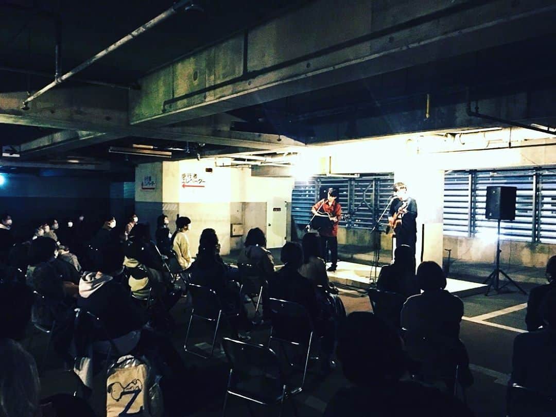 荒井岳史さんのインスタグラム写真 - (荒井岳史Instagram)「#keishitanaka presents “ROOMS GARDEN TOUR”＠浜松　  初日のゲストに呼んでもらいました。  3月以来の久しぶりのお客さんの前で弾き語り。 「あー、こういう感じだったなー」という感覚。ケイシの歌をゆったりと聴いているあの時間。 全てが良かった。ケイシ、ありがとう。  ケイシも言ってたけど、少しずつでもこういう事が出来るって改めて素晴らしいなと思いました。  関わってくれた皆様に感謝です。 観に来てくれた皆様、どうもありがとう。  #荒井岳史」10月17日 22時23分 - takeshi_arai