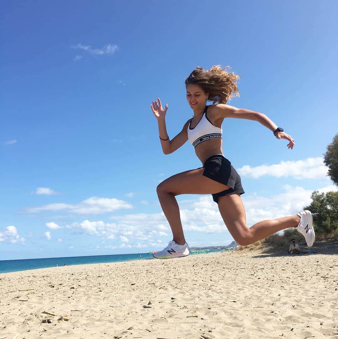 Karolina ŁOZOWSKAのインスタグラム：「Miss 🌞  #nb #newbalance #azsawfkatowice #sunny #staypositive #athlete #runner #polishgirl #trainingday #dwuglowysiedzi #tb」