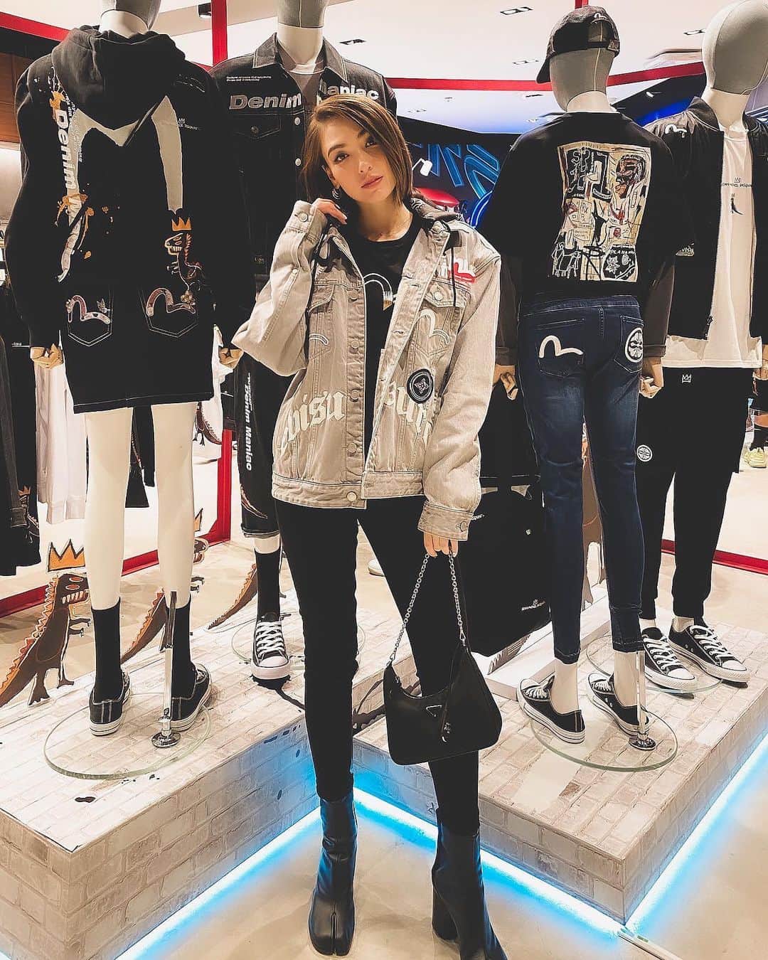 ダンシーシャノン美沙のインスタグラム：「It’s getting cold , stay warm everyone 💞🧥  #ootd #fashion #love #boots #fall  @evisu1991」