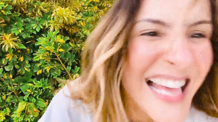 Claudia Leitteのインスタグラム：「Bora pro nosso movimento #desembaça porque hoje é sábado e a gente não permite nenhuma “nuvenzinha estranha” na nossa vida não! 👊🏻」