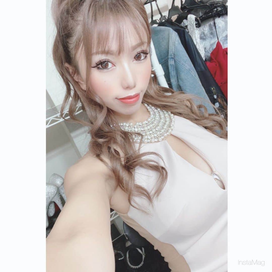のインスタグラム：「なんかキャバ嬢感すごくなった ストレートとヘアメしてるのどっちがすき？  .  .  #千葉キャバクラ#千葉富士見キャバ嬢#千葉富士見町キャバ嬢#千葉富士見キャバクラ#arドレス#ジュエルズドレス#コロナに負けるな#コロナに負けるな日本#オンラインキャバクラ#ファッション好きな人と繋がりたい#ヘアメイク#お家スタイル#息してる？#followｍe4 #follow4like#followtrain」
