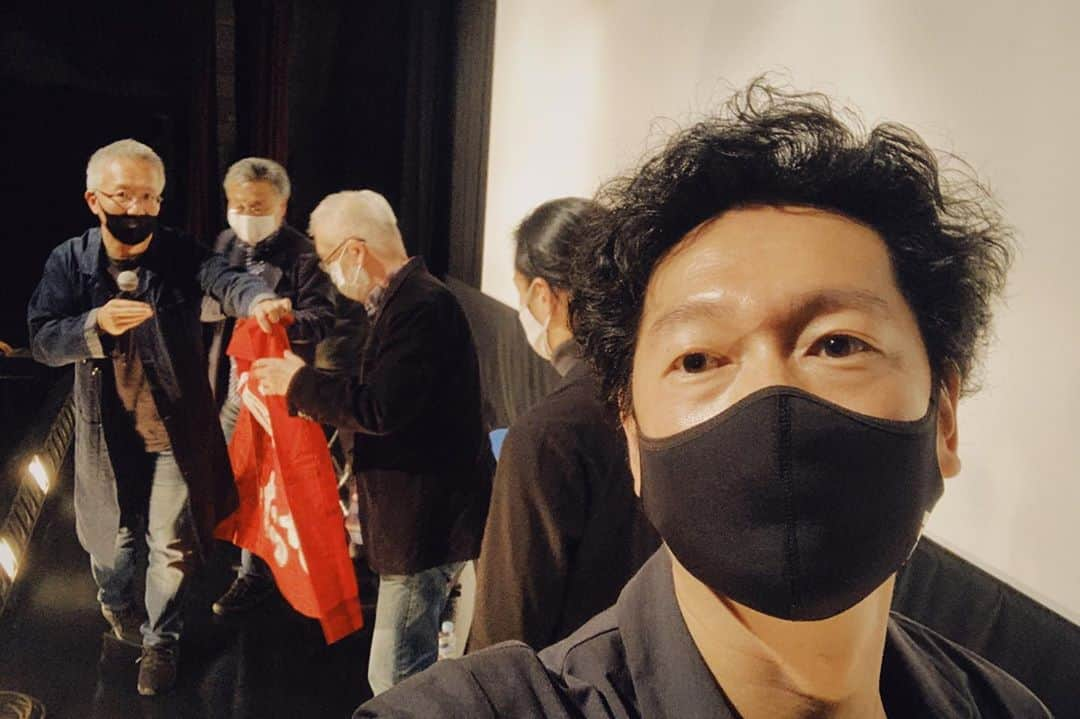 井浦新さんのインスタグラム写真 - (井浦新Instagram)「『若松孝二監督命日上映』 白いスクリーンの前に登壇し 座席に座るたくさんの観客の姿 久しぶりに見るその光景に胸が熱くなりました 足を運んで下さった皆さま ありがとうございました あいかわらずレジェンド方のトークは楽しくて深くて愛おしい 聞き入ってしまいました 毎年10月17日に命日上映を開催して下さるテアトル新宿 いつもありがとうございます 善い日になりました  #若松孝二 監督 #足立正生 さん #高間賢治 さん #福間健二 さん #井上淳一 さん #藤原季節 #井浦新 #若松プロダクション #テアトル新宿 #minitheaterpark」10月17日 22時30分 - el_arata_nest