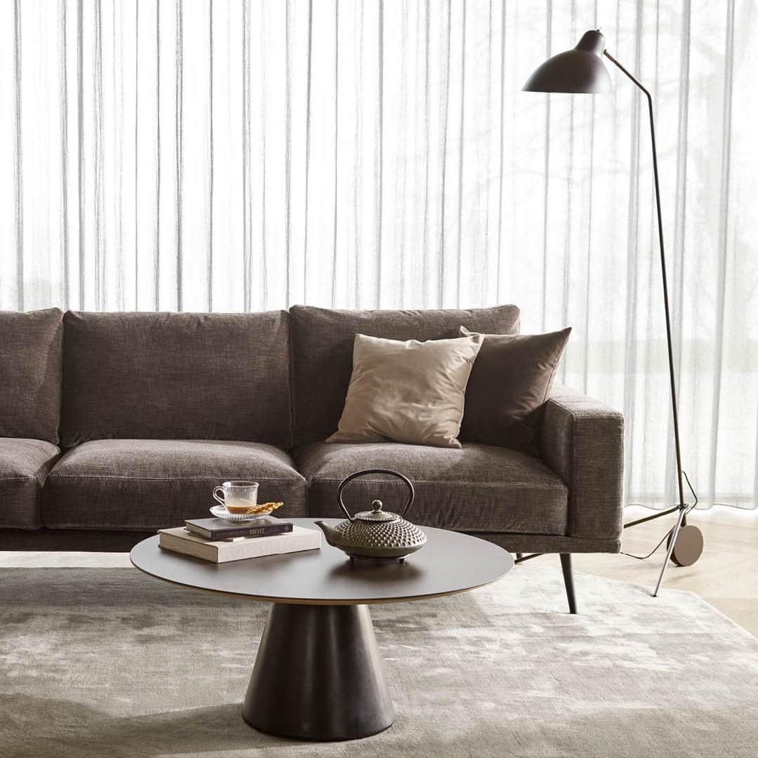 BoConceptさんのインスタグラム写真 - (BoConceptInstagram)「We love Carlton. Our sixties inspired sofa, here in soft corduroy velvet. Part of a delicious room palette of coffee enthused hues. Latte anyone?  Carlton sofa from £3,332  Madrid coffee table from £1,399  Demand floor lamp £719  #boconcept #liveekstraordinaer #livingroom #sofa #danishdesign」10月17日 22時32分 - boconcept_official
