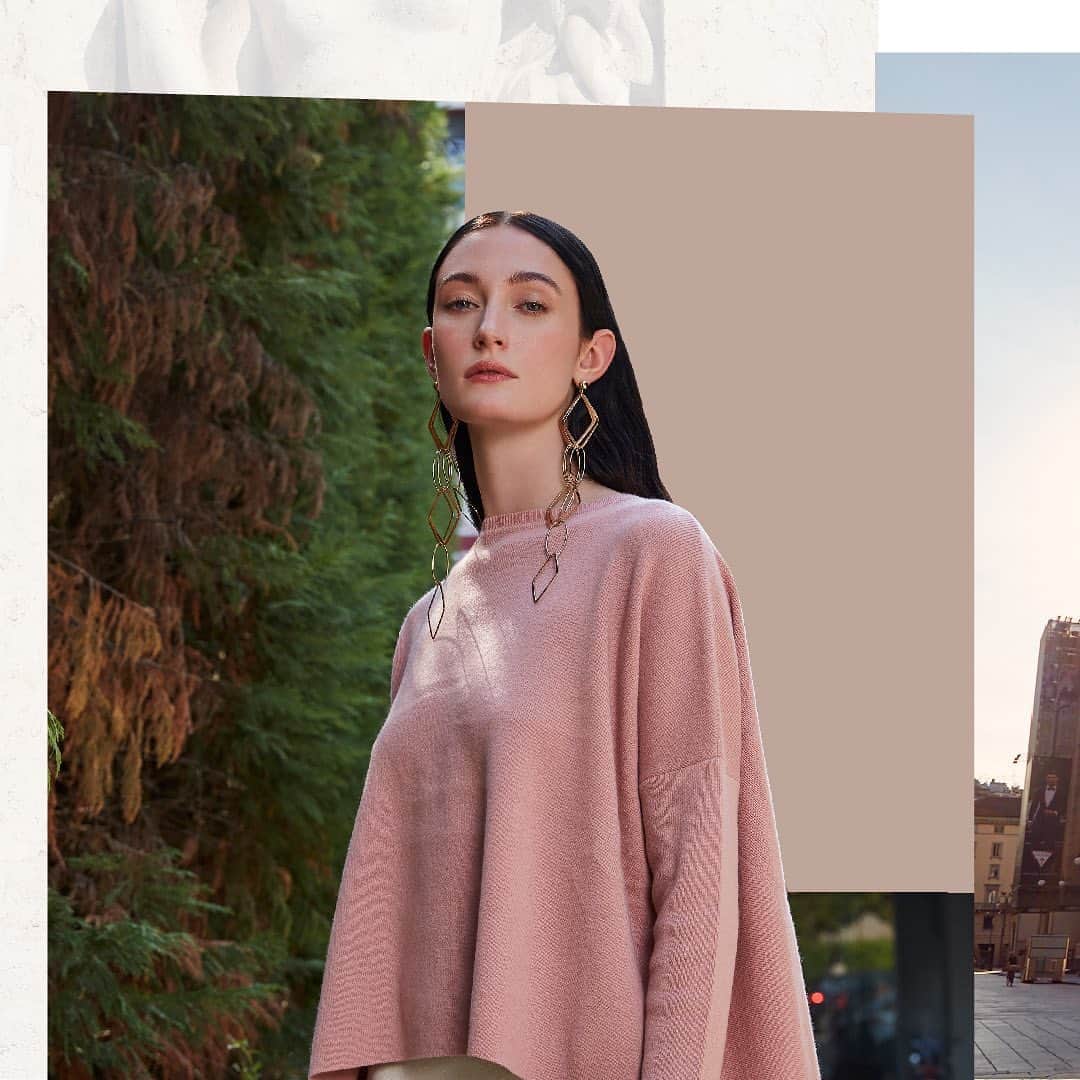 のインスタグラム：「Happiness is where you find it, the world will be joined if you aim it. Adding some sparkling hues to energize the ambience with positiveness. Let’s colour up your life!   #ANTEPRIMA #FW20 #FallWinter2020 #Classic #ReadyToWear #Style #Fashion #Italian #Luxury #InstaBag #Design #Lifestyle #Urban #Handcraft #アンテプリマ #패션​」