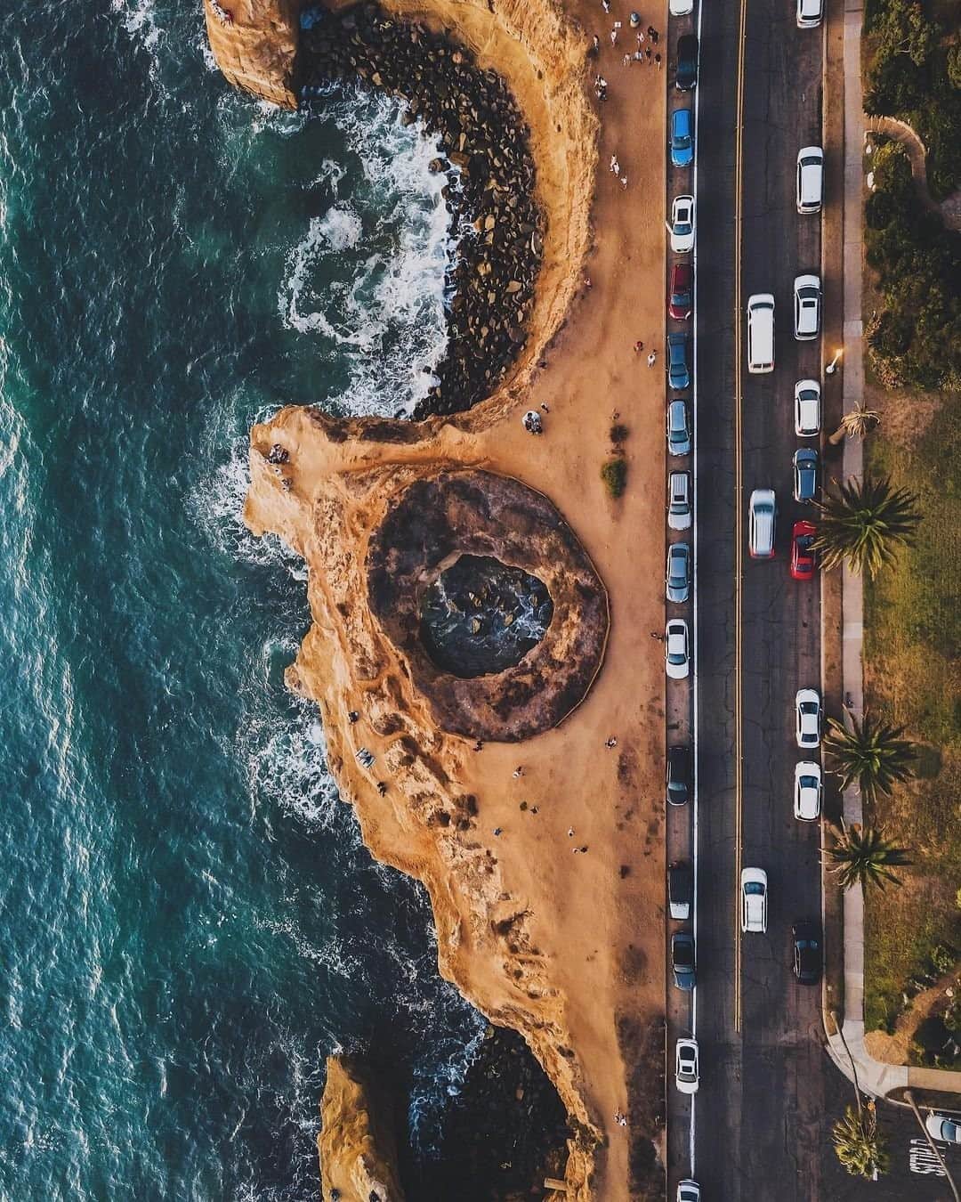 Travel + Leisureさんのインスタグラム写真 - (Travel + LeisureInstagram)「📍 San Diego, California... Planning a West Coast road trip can be intimidating. With a variety of options ranging from coastal California drives to scenic journeys from Washington to Oregon, there's so much to see. At the link in bio, check out the absolute best road trips to take along America's most picturesque coastline. #tlpicks courtesy of @tobishinobi」10月17日 22時35分 - travelandleisure