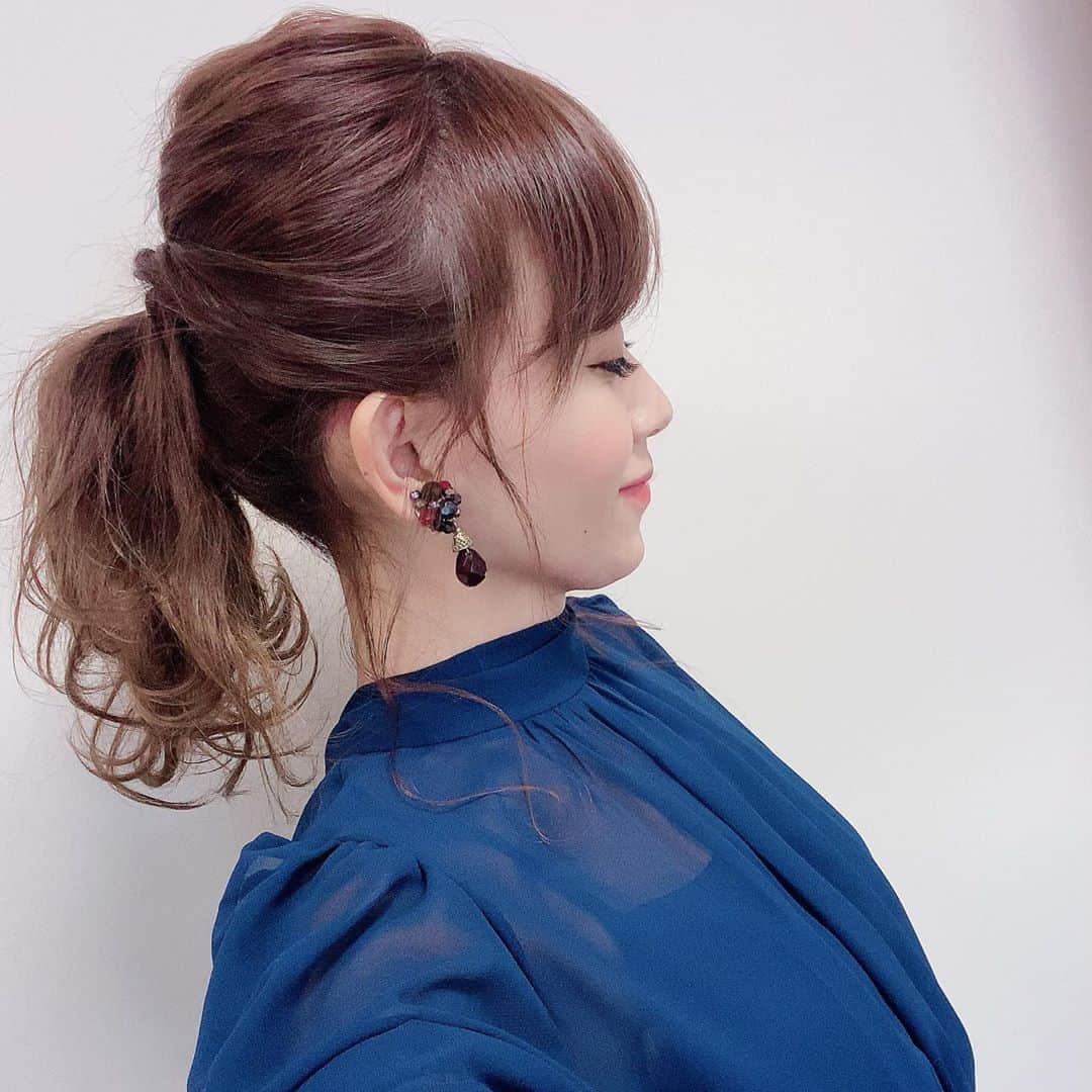 のインスタグラム：「本日の衣装とヘアアレンジ☺️ 今日は(@wildlily_daikanyama )さんのブルーのワンピースにポニーテルでした☺️✨ 私の年齢でも大丈夫なポニーテールということでアレンジしてくださいましたよ😁 🏇は吉田隼人騎手に後半助けて頂き😁盛り返すも…マイナス😱 明日もあるさっ💪 ドキドキワクワクの日曜日🏇楽しみましょう☺️  番組最後に相方の吉原さんから20年以上も前のアイドル時代の話を振られるという…驚くほどのパスをいただき🤣恥ずかしすぎました😱🤣💦  #岡部玲子 #タレント　#レポーター　#競馬　#競馬キャスター　#女子アナ　#元アイドル　#衣装　#ヘアアレンジ　#大人ポニーテール #ポニーテール #tvshow #dresses #hairarrange #ponytail #wildlily」