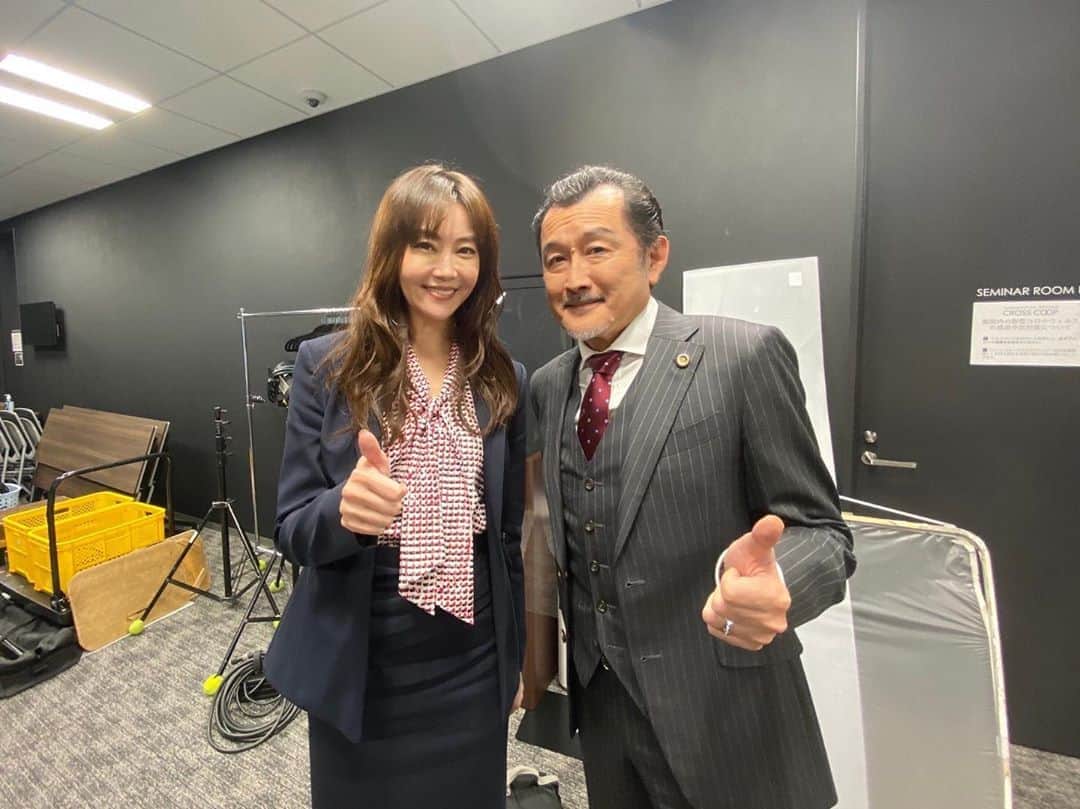 フジテレビ「SUITS/スーツ」のインスタグラム：「#SUITSオフショット 👔✨﻿ ﻿ ／﻿ 🗣最終回まであと２日‼️﻿ ＼﻿ ﻿ 『フォルサム食品』担当弁護士の上杉先生😈﻿ と綿貫紗江さん👜﻿ ﻿ もちろん敵同士な2人ですが…﻿ こんなかっちょいい2人がいたら﻿ 撮らせてもらうしかないっっっ📸﻿ ﻿ でも上杉先生は、 またまたあの手この手で…😩﻿ ﻿ –––––––––––––––––––––––––––––––––––––––﻿ ＊＊＊＊＊いよいよ最終回‼️✨＊＊＊＊＊﻿ 👔第１５話▶︎▶︎▶︎10月19日(月)よる9時〜✨﻿ –––––––––––––––––––––––––––––––––––––––﻿ ﻿ #スーツ ‪‪#SUITS #SUITS2 #織田裕二 #中島裕翔 ﻿ #最強バディ #新木優子 #中村アン #小手伸也 ﻿ #鈴木保奈美 #吉田鋼太郎 #上白石萌音 #観月ありさ  #シーズン2 #アソシエイト #Bz #オフショット #メイキング #ドラマスーツ  #SUITSオフショット ﻿ #毎週月曜夜９時はSUITSの日」