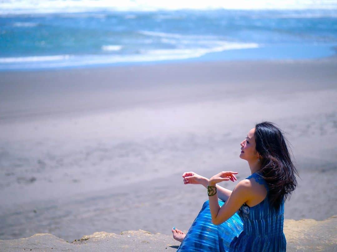 のインスタグラム：「早く夏来ないかなぁ〜🌺🌴🏖  暑い海に会いたい🌈😢✨  #海 #love #海女 #うみ #ocean #sea #oceanview #blue #海photo #photography #photo   #吉山りさ #モデル #フリーモデル #model #ファッション #fashion #instalike #single #me #mom #美容 #longhair   風に吹かれて😌」
