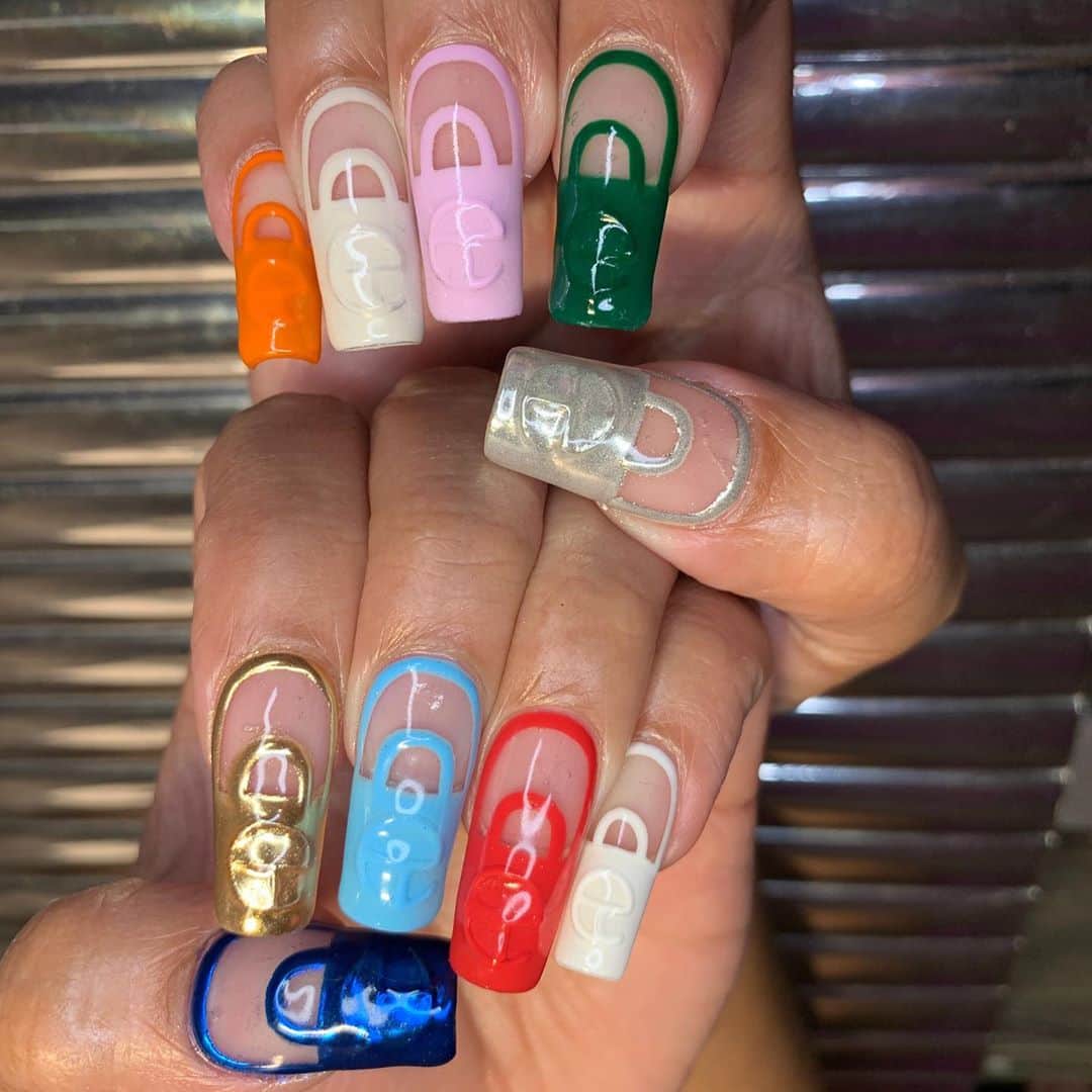 Mei Kawajiriさんのインスタグラム写真 - (Mei KawajiriInstagram)「@telfarglobal bags Nails @daleydose12 👜 Which color you like?? We love pink 😍🥰😘 #Nailsbymei」10月17日 22時42分 - nailsbymei