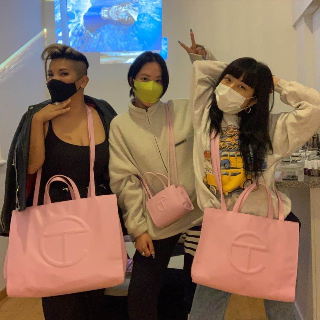 Mei Kawajiriさんのインスタグラム写真 - (Mei KawajiriInstagram)「@telfarglobal bags Nails @daleydose12 👜 Which color you like?? We love pink 😍🥰😘 #Nailsbymei」10月17日 22時42分 - nailsbymei
