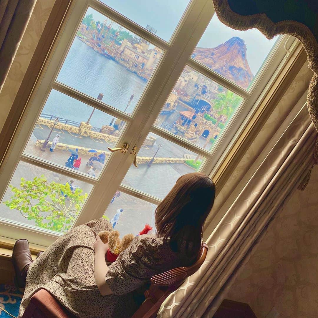 中山琴葉のインスタグラム：「﻿ ﻿ 念願だったホテルミラコスタに﻿ 泊まってきました！💓🤣﻿ ﻿ ﻿ ついでに友達の誕生日祝いを少しばかり﻿ しました♡﻿ 窓をあけたらパークが見えて感激でした😭✨﻿ 幸せすぎる1日でした！﻿ ﻿ ﻿ いつかまた泊まれたらいいなぁ💓﻿ ﻿ ﻿ ﻿ ﻿ #ホテルミラコスタ#Disneyresort」