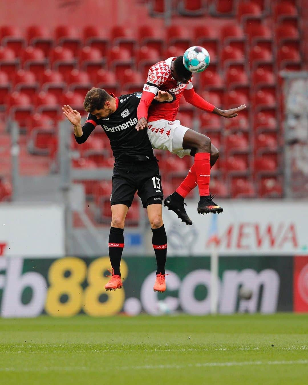 1.FSVマインツ05さんのインスタグラム写真 - (1.FSVマインツ05Instagram)「Umkämpfte erste 15 Minuten! 👊🏼  Weiter so, Mainzer! 🔴⚪️  #mainz05 #mainz #m05b04」10月17日 22時47分 - 1fsvmainz05