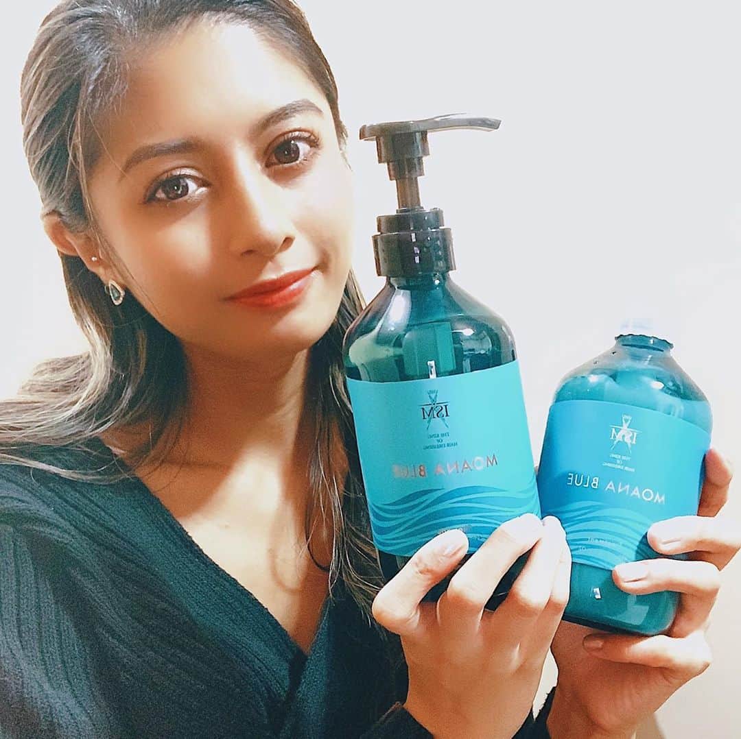 HANAEのインスタグラム：「新しいシャンプーが最高すぎる😌✨ _ 3つの香りがあるんだけど、わたしは【MOANA BLUE】にした💙 青が好きだから🤣笑 _ 香水みたいな良い香り🦋 洗ったあとは髪の毛が指通りなめらかサラサラになる！！ さすが有名ヘアサロンISMさん🥺💙 ドン・キホーテで発売中です🐬 @hair_ism」