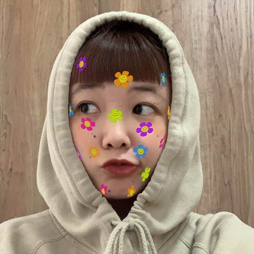 HONOKAのインスタグラム：「.〻  寒すぎるけど好きな季節🌼 季節の変わり目やけん、みんな体調には気をつけてね🌷 ぽかぽかにして寝ましょう🌼」